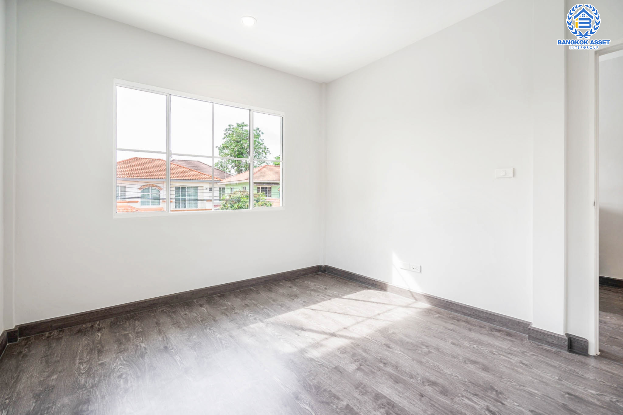 บ้านมือสองตกแต่งใหม่ แบรนด์ LH ม.ชัยพฤกษ์ บางบัวทอง หลังใหญ่ เนื้อที่ 67.3 ตร.ว. ฟังก์ชัน 4 ห้องนอน 3 ห้องน้ำ จอดรถ 2 คัน พร้อม facilities ครบครัน บนทำเลเดินทางสะดวก ติดถนนบางกรวย-ไทรน้อย ใกล้เซ็นทรัลเวสต์เกต และรถไฟฟ้าสายสีม่วง "สถานีบางพลู"...