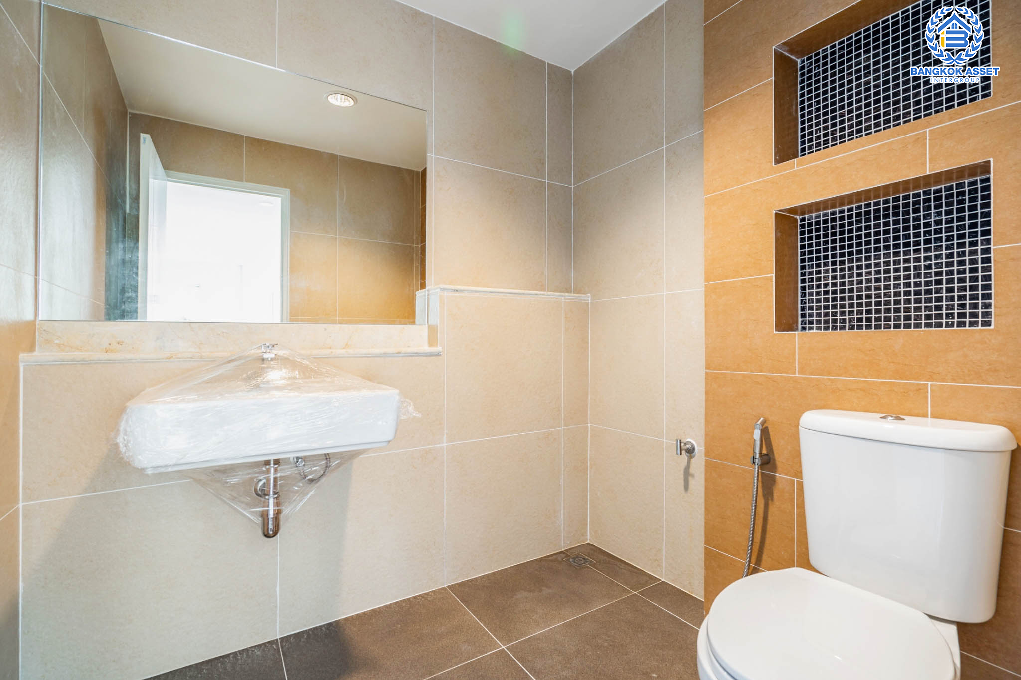 บ้านมือสองตกแต่งใหม่ แบรนด์ LH ม.ชัยพฤกษ์ บางบัวทอง หลังใหญ่ เนื้อที่ 67.3 ตร.ว. ฟังก์ชัน 4 ห้องนอน 3 ห้องน้ำ จอดรถ 2 คัน พร้อม facilities ครบครัน บนทำเลเดินทางสะดวก ติดถนนบางกรวย-ไทรน้อย ใกล้เซ็นทรัลเวสต์เกต และรถไฟฟ้าสายสีม่วง "สถานีบางพลู"...