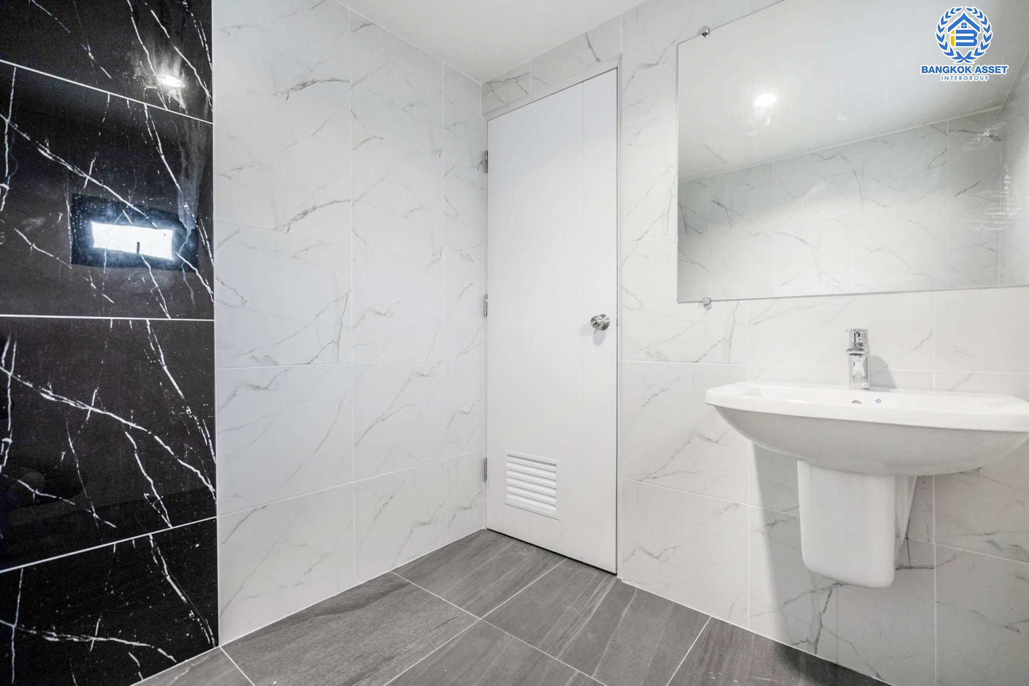 คฤหาสน์มือสองตกแต่งใหม่ ที่สุดแห่งพื้นที่ขนาดใหญ่สุดคุ้ม! เนื้อที่ 155.8 ตร.ว. หลังมุม ม.พัชรวิลล์ บางกรวย-ไทรน้อย พื้นที่ใช้สอยถึง 445 ตร.ม. อีกระดับของฟังก์ชัน 6 ห้องนอน 4 ห้องน้ำ 2 ห้องอเนกประสงค์ จอดรถได้ 4 คัน บนทำเลศักยภาพเชื่อมต่อ 3 เส้นทาง ใกล้เซ็นทรัลเวสต์เกต ทางด่วน "กาญจนาภิเษก" เพียง 5 นาทีถึงรถไฟฟ้า "สถานีบางพลู"