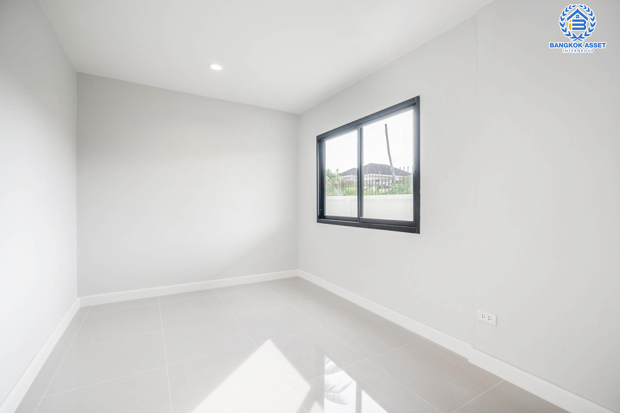 คฤหาสน์มือสองตกแต่งใหม่ ที่สุดแห่งพื้นที่ขนาดใหญ่สุดคุ้ม! เนื้อที่ 155.8 ตร.ว. หลังมุม ม.พัชรวิลล์ บางกรวย-ไทรน้อย พื้นที่ใช้สอยถึง 445 ตร.ม. อีกระดับของฟังก์ชัน 6 ห้องนอน 4 ห้องน้ำ 2 ห้องอเนกประสงค์ จอดรถได้ 4 คัน บนทำเลศักยภาพเชื่อมต่อ 3 เส้นทาง ใกล้เซ็นทรัลเวสต์เกต ทางด่วน "กาญจนาภิเษก" เพียง 5 นาทีถึงรถไฟฟ้า "สถานีบางพลู"