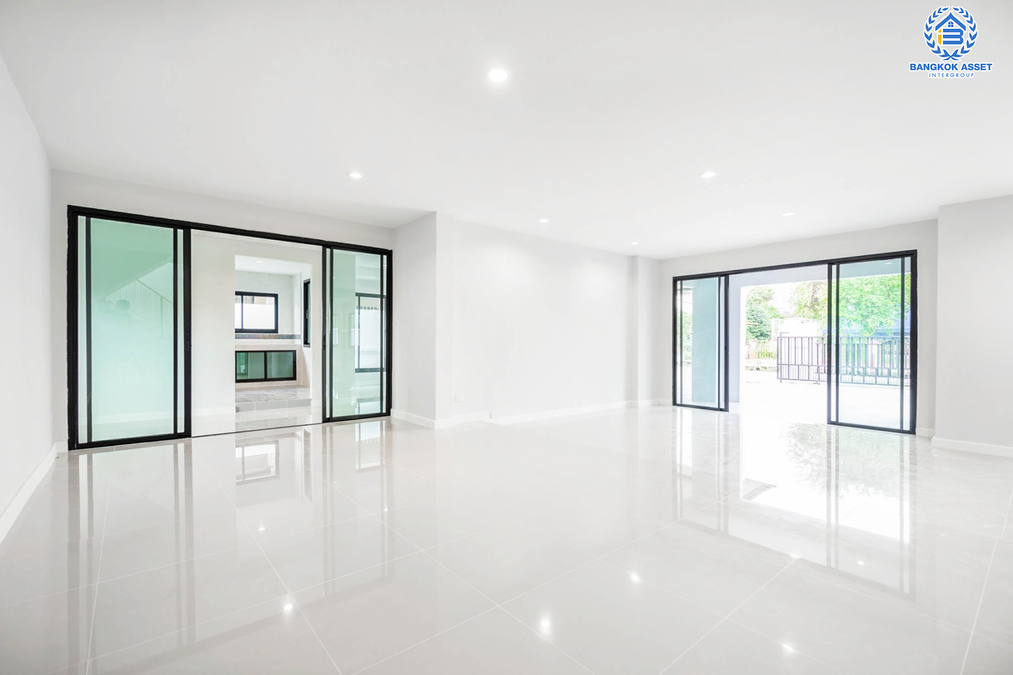 คฤหาสน์มือสองตกแต่งใหม่ ที่สุดแห่งพื้นที่ขนาดใหญ่สุดคุ้ม! เนื้อที่ 155.8 ตร.ว. หลังมุม ม.พัชรวิลล์ บางกรวย-ไทรน้อย พื้นที่ใช้สอยถึง 445 ตร.ม. อีกระดับของฟังก์ชัน 6 ห้องนอน 4 ห้องน้ำ 2 ห้องอเนกประสงค์ จอดรถได้ 4 คัน บนทำเลศักยภาพเชื่อมต่อ 3 เส้นทาง ใกล้เซ็นทรัลเวสต์เกต ทางด่วน "กาญจนาภิเษก" เพียง 5 นาทีถึงรถไฟฟ้า "สถานีบางพลู"