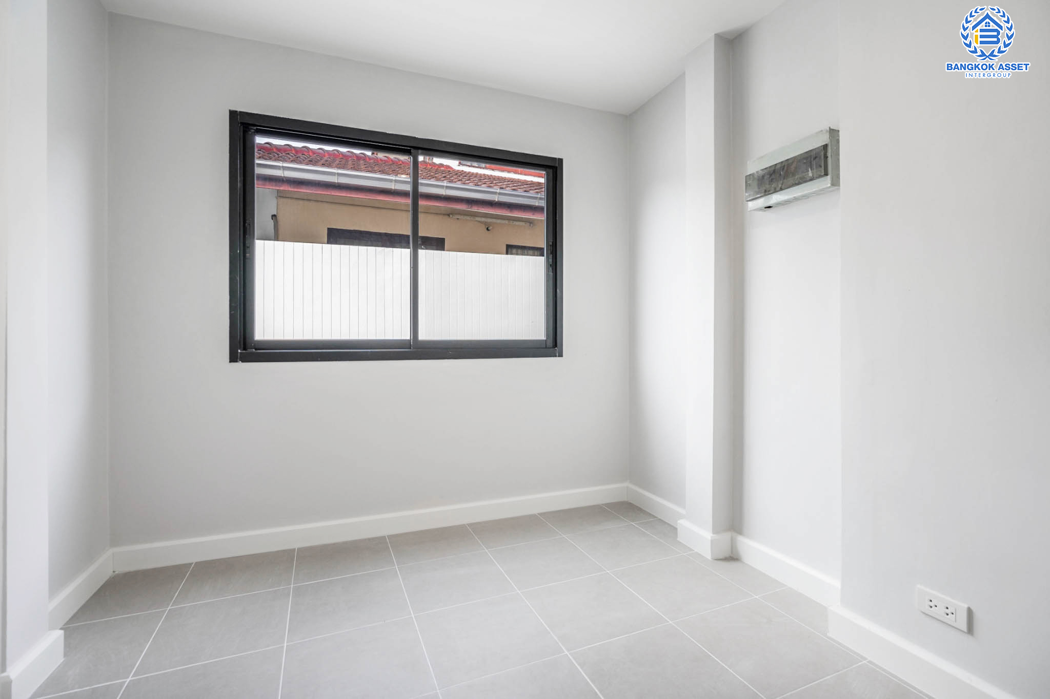 คฤหาสน์มือสองตกแต่งใหม่ ที่สุดแห่งพื้นที่ขนาดใหญ่สุดคุ้ม! เนื้อที่ 155.8 ตร.ว. หลังมุม ม.พัชรวิลล์ บางกรวย-ไทรน้อย พื้นที่ใช้สอยถึง 445 ตร.ม. อีกระดับของฟังก์ชัน 6 ห้องนอน 4 ห้องน้ำ 2 ห้องอเนกประสงค์ จอดรถได้ 4 คัน บนทำเลศักยภาพเชื่อมต่อ 3 เส้นทาง ใกล้เซ็นทรัลเวสต์เกต ทางด่วน "กาญจนาภิเษก" เพียง 5 นาทีถึงรถไฟฟ้า "สถานีบางพลู"