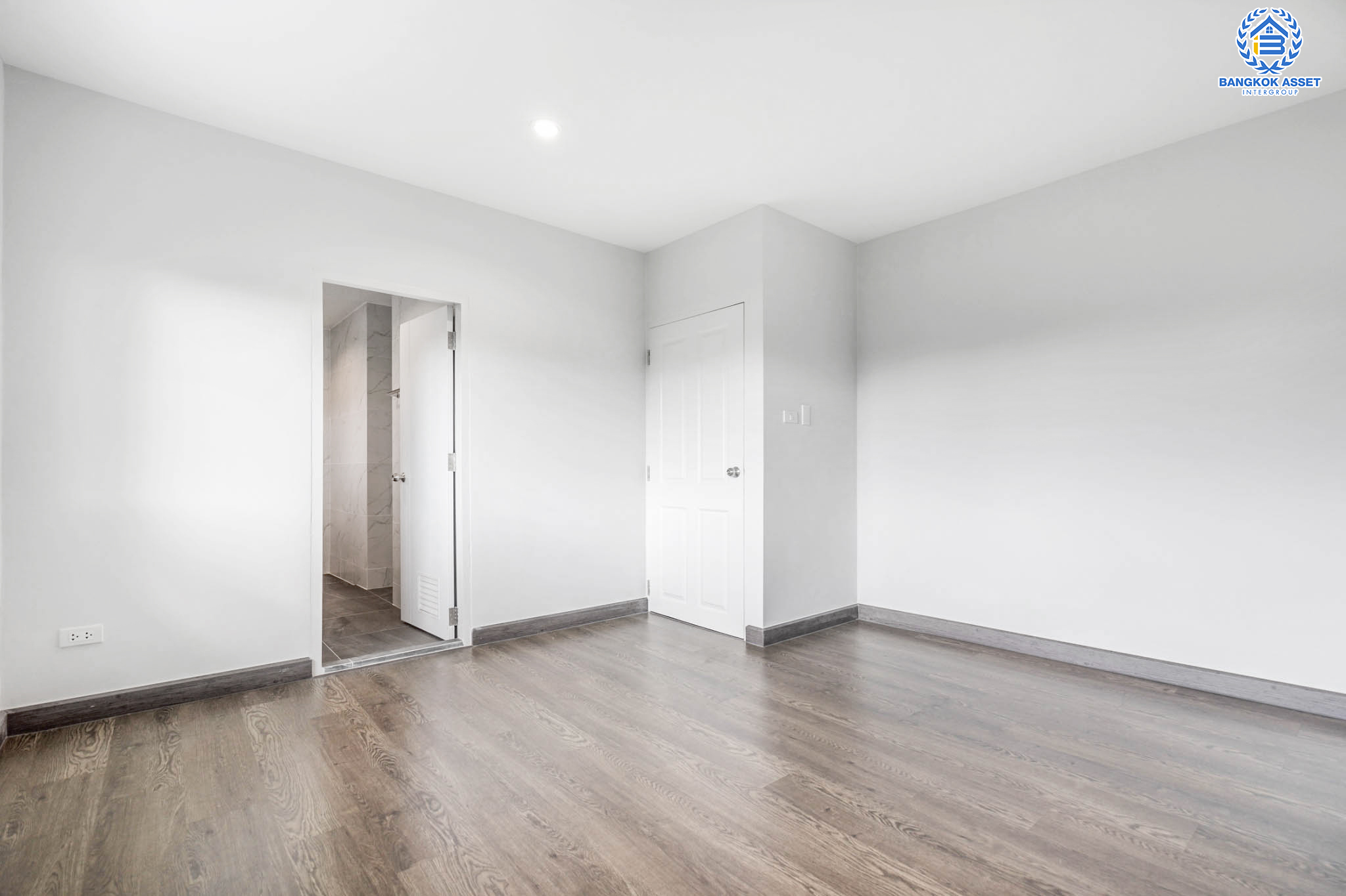 คฤหาสน์มือสองตกแต่งใหม่ ที่สุดแห่งพื้นที่ขนาดใหญ่สุดคุ้ม! เนื้อที่ 155.8 ตร.ว. หลังมุม ม.พัชรวิลล์ บางกรวย-ไทรน้อย พื้นที่ใช้สอยถึง 445 ตร.ม. อีกระดับของฟังก์ชัน 6 ห้องนอน 4 ห้องน้ำ 2 ห้องอเนกประสงค์ จอดรถได้ 4 คัน บนทำเลศักยภาพเชื่อมต่อ 3 เส้นทาง ใกล้เซ็นทรัลเวสต์เกต ทางด่วน "กาญจนาภิเษก" เพียง 5 นาทีถึงรถไฟฟ้า "สถานีบางพลู"