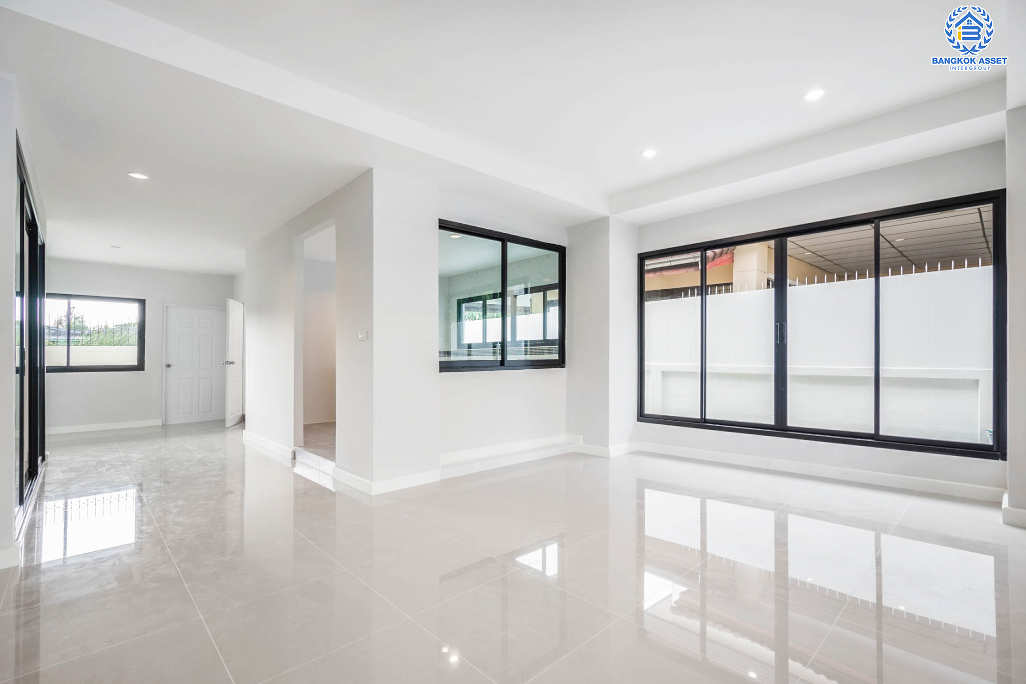 คฤหาสน์มือสองตกแต่งใหม่ ที่สุดแห่งพื้นที่ขนาดใหญ่สุดคุ้ม! เนื้อที่ 155.8 ตร.ว. หลังมุม ม.พัชรวิลล์ บางกรวย-ไทรน้อย พื้นที่ใช้สอยถึง 445 ตร.ม. อีกระดับของฟังก์ชัน 6 ห้องนอน 4 ห้องน้ำ 2 ห้องอเนกประสงค์ จอดรถได้ 4 คัน บนทำเลศักยภาพเชื่อมต่อ 3 เส้นทาง ใกล้เซ็นทรัลเวสต์เกต ทางด่วน "กาญจนาภิเษก" เพียง 5 นาทีถึงรถไฟฟ้า "สถานีบางพลู"