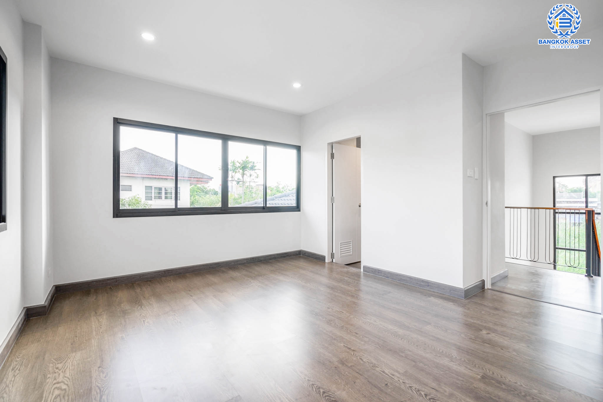 คฤหาสน์มือสองตกแต่งใหม่ ที่สุดแห่งพื้นที่ขนาดใหญ่สุดคุ้ม! เนื้อที่ 155.8 ตร.ว. หลังมุม ม.พัชรวิลล์ บางกรวย-ไทรน้อย พื้นที่ใช้สอยถึง 445 ตร.ม. อีกระดับของฟังก์ชัน 6 ห้องนอน 4 ห้องน้ำ 2 ห้องอเนกประสงค์ จอดรถได้ 4 คัน บนทำเลศักยภาพเชื่อมต่อ 3 เส้นทาง ใกล้เซ็นทรัลเวสต์เกต ทางด่วน "กาญจนาภิเษก" เพียง 5 นาทีถึงรถไฟฟ้า "สถานีบางพลู"