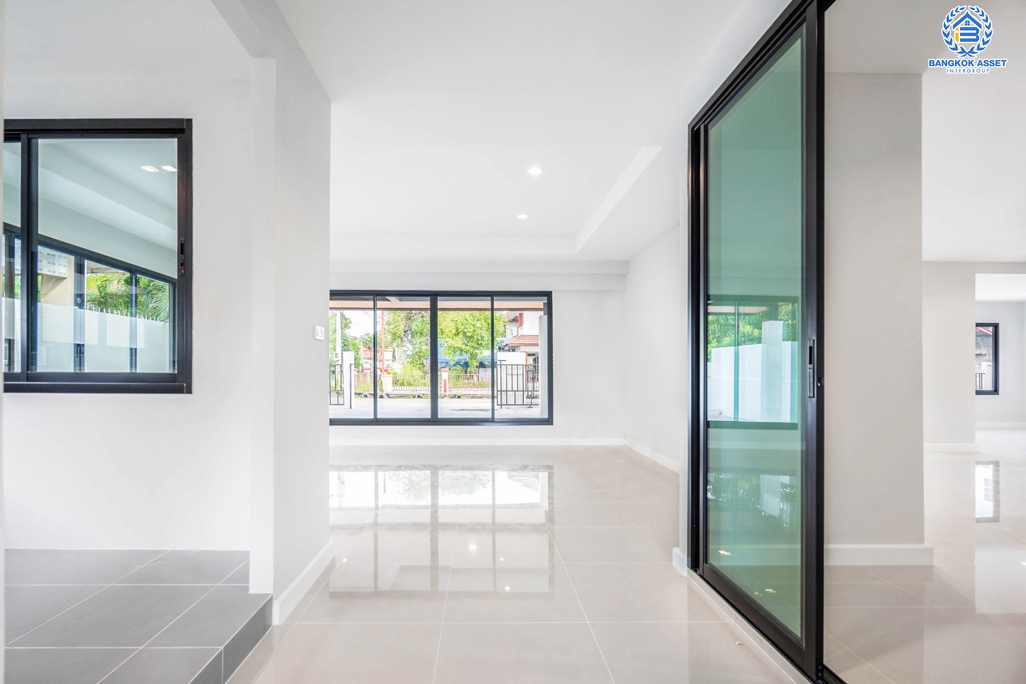 คฤหาสน์มือสองตกแต่งใหม่ ที่สุดแห่งพื้นที่ขนาดใหญ่สุดคุ้ม! เนื้อที่ 155.8 ตร.ว. หลังมุม ม.พัชรวิลล์ บางกรวย-ไทรน้อย พื้นที่ใช้สอยถึง 445 ตร.ม. อีกระดับของฟังก์ชัน 6 ห้องนอน 4 ห้องน้ำ 2 ห้องอเนกประสงค์ จอดรถได้ 4 คัน บนทำเลศักยภาพเชื่อมต่อ 3 เส้นทาง ใกล้เซ็นทรัลเวสต์เกต ทางด่วน "กาญจนาภิเษก" เพียง 5 นาทีถึงรถไฟฟ้า "สถานีบางพลู"