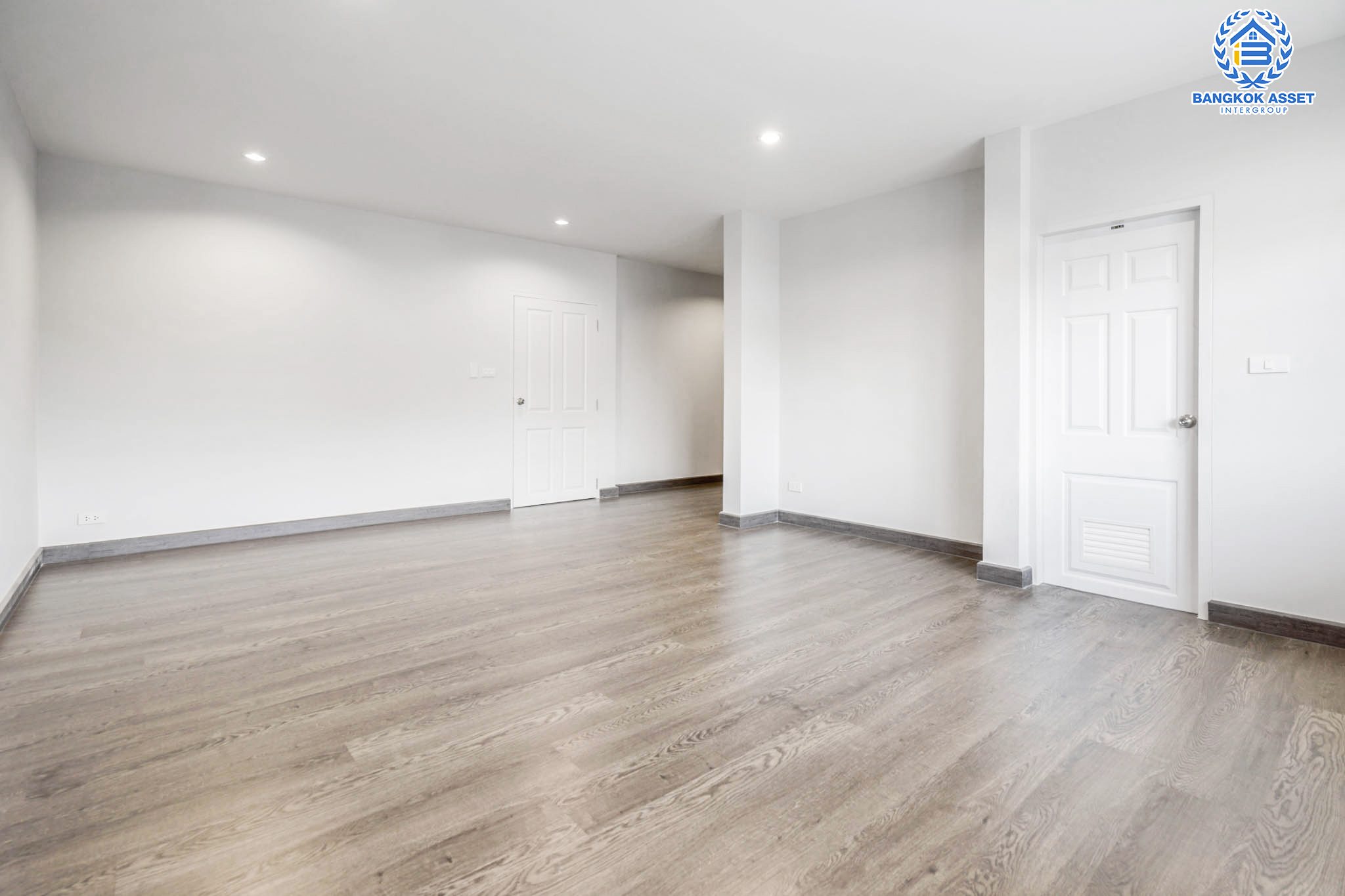 คฤหาสน์มือสองตกแต่งใหม่ ที่สุดแห่งพื้นที่ขนาดใหญ่สุดคุ้ม! เนื้อที่ 155.8 ตร.ว. หลังมุม ม.พัชรวิลล์ บางกรวย-ไทรน้อย พื้นที่ใช้สอยถึง 445 ตร.ม. อีกระดับของฟังก์ชัน 6 ห้องนอน 4 ห้องน้ำ 2 ห้องอเนกประสงค์ จอดรถได้ 4 คัน บนทำเลศักยภาพเชื่อมต่อ 3 เส้นทาง ใกล้เซ็นทรัลเวสต์เกต ทางด่วน "กาญจนาภิเษก" เพียง 5 นาทีถึงรถไฟฟ้า "สถานีบางพลู"