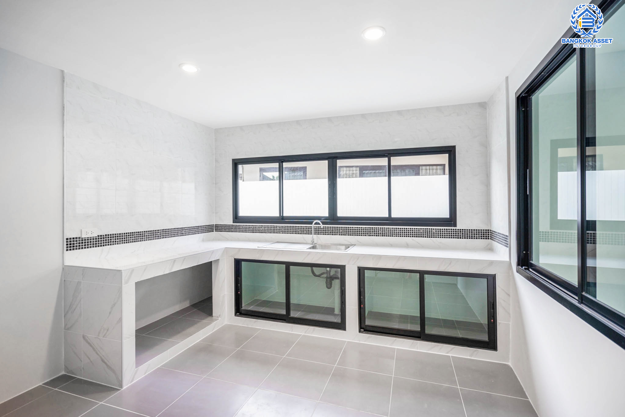 คฤหาสน์มือสองตกแต่งใหม่ ที่สุดแห่งพื้นที่ขนาดใหญ่สุดคุ้ม! เนื้อที่ 155.8 ตร.ว. หลังมุม ม.พัชรวิลล์ บางกรวย-ไทรน้อย พื้นที่ใช้สอยถึง 445 ตร.ม. อีกระดับของฟังก์ชัน 6 ห้องนอน 4 ห้องน้ำ 2 ห้องอเนกประสงค์ จอดรถได้ 4 คัน บนทำเลศักยภาพเชื่อมต่อ 3 เส้นทาง ใกล้เซ็นทรัลเวสต์เกต ทางด่วน "กาญจนาภิเษก" เพียง 5 นาทีถึงรถไฟฟ้า "สถานีบางพลู"