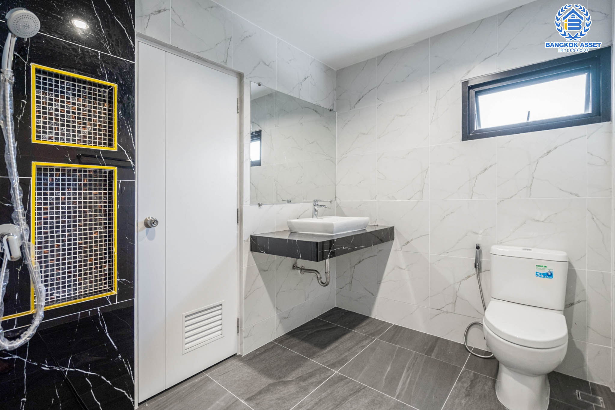 คฤหาสน์มือสองตกแต่งใหม่ ที่สุดแห่งพื้นที่ขนาดใหญ่สุดคุ้ม! เนื้อที่ 155.8 ตร.ว. หลังมุม ม.พัชรวิลล์ บางกรวย-ไทรน้อย พื้นที่ใช้สอยถึง 445 ตร.ม. อีกระดับของฟังก์ชัน 6 ห้องนอน 4 ห้องน้ำ 2 ห้องอเนกประสงค์ จอดรถได้ 4 คัน บนทำเลศักยภาพเชื่อมต่อ 3 เส้นทาง ใกล้เซ็นทรัลเวสต์เกต ทางด่วน "กาญจนาภิเษก" เพียง 5 นาทีถึงรถไฟฟ้า "สถานีบางพลู"