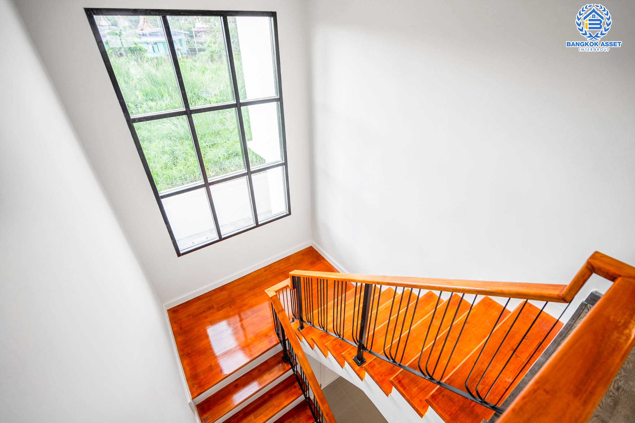 คฤหาสน์มือสองตกแต่งใหม่ ที่สุดแห่งพื้นที่ขนาดใหญ่สุดคุ้ม! เนื้อที่ 155.8 ตร.ว. หลังมุม ม.พัชรวิลล์ บางกรวย-ไทรน้อย พื้นที่ใช้สอยถึง 445 ตร.ม. อีกระดับของฟังก์ชัน 6 ห้องนอน 4 ห้องน้ำ 2 ห้องอเนกประสงค์ จอดรถได้ 4 คัน บนทำเลศักยภาพเชื่อมต่อ 3 เส้นทาง ใกล้เซ็นทรัลเวสต์เกต ทางด่วน "กาญจนาภิเษก" เพียง 5 นาทีถึงรถไฟฟ้า "สถานีบางพลู"