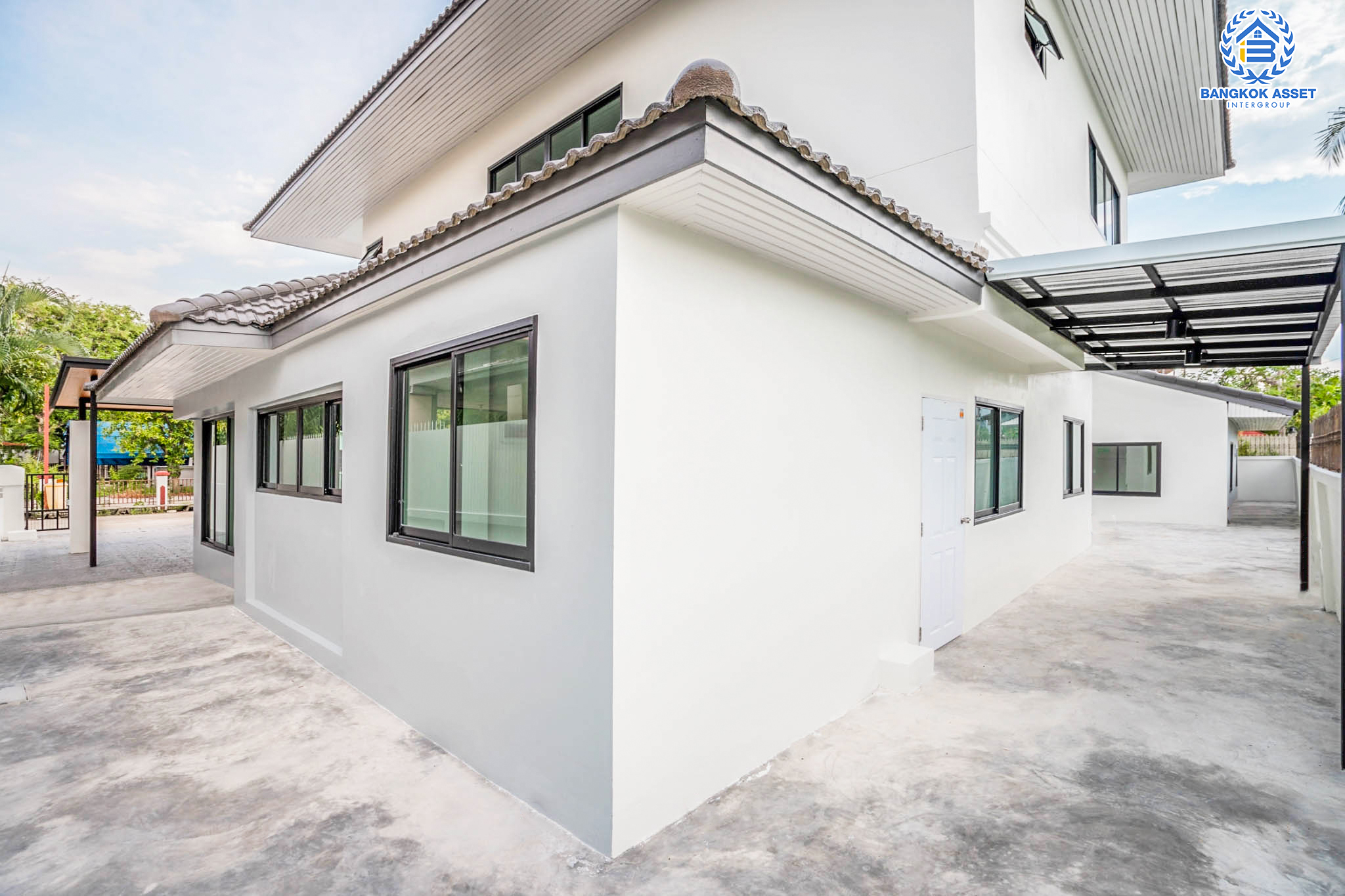 คฤหาสน์มือสองตกแต่งใหม่ ที่สุดแห่งพื้นที่ขนาดใหญ่สุดคุ้ม! เนื้อที่ 155.8 ตร.ว. หลังมุม ม.พัชรวิลล์ บางกรวย-ไทรน้อย พื้นที่ใช้สอยถึง 445 ตร.ม. อีกระดับของฟังก์ชัน 6 ห้องนอน 4 ห้องน้ำ 2 ห้องอเนกประสงค์ จอดรถได้ 4 คัน บนทำเลศักยภาพเชื่อมต่อ 3 เส้นทาง ใกล้เซ็นทรัลเวสต์เกต ทางด่วน "กาญจนาภิเษก" เพียง 5 นาทีถึงรถไฟฟ้า "สถานีบางพลู"