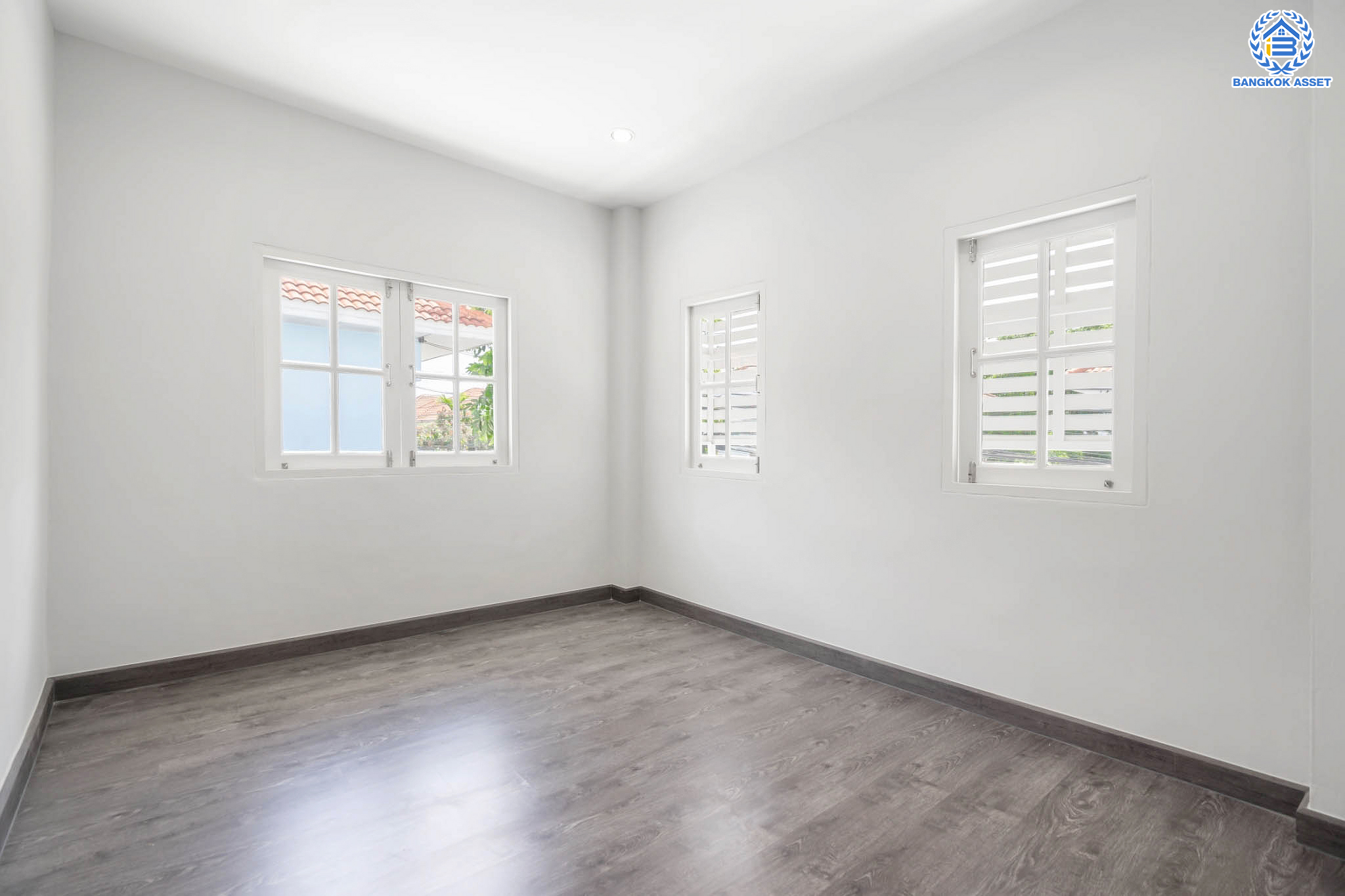 บ้านมือสองตกแต่งใหม่ ม.บุรีรมย์ วงแหวนฯ-ปิ่นเกล้า (ซ.วัดพระเงิน) เนื้อที่ 51.4 ตร.ว. ฟังก์ชัน 4 ห้องนอน 3 ห้องน้ำ จอดรถได้ 2 คัน เดินทางสะดวกสบาย บนทำเลเชื่อมต่อถ.กาญจนาภิเษก ใกล้เซ็นทรัลเวสต์เกต รถไฟฟ้าสายสีม่วง "สถานีตลาดบางใหญ่" และทางด่วนศรีรัช!