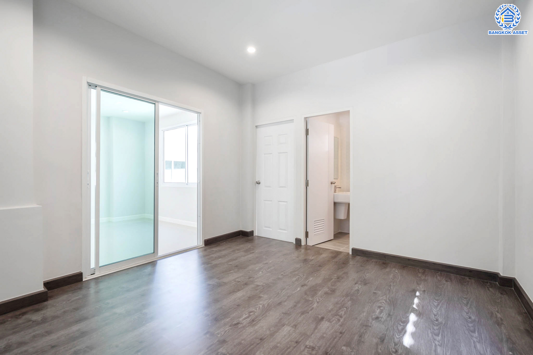 บ้านมือสองตกแต่งใหม่ ม.บุรีรมย์ วงแหวนฯ-ปิ่นเกล้า (ซ.วัดพระเงิน) เนื้อที่ 51.4 ตร.ว. ฟังก์ชัน 4 ห้องนอน 3 ห้องน้ำ จอดรถได้ 2 คัน เดินทางสะดวกสบาย บนทำเลเชื่อมต่อถ.กาญจนาภิเษก ใกล้เซ็นทรัลเวสต์เกต รถไฟฟ้าสายสีม่วง "สถานีตลาดบางใหญ่" และทางด่วนศรีรัช!