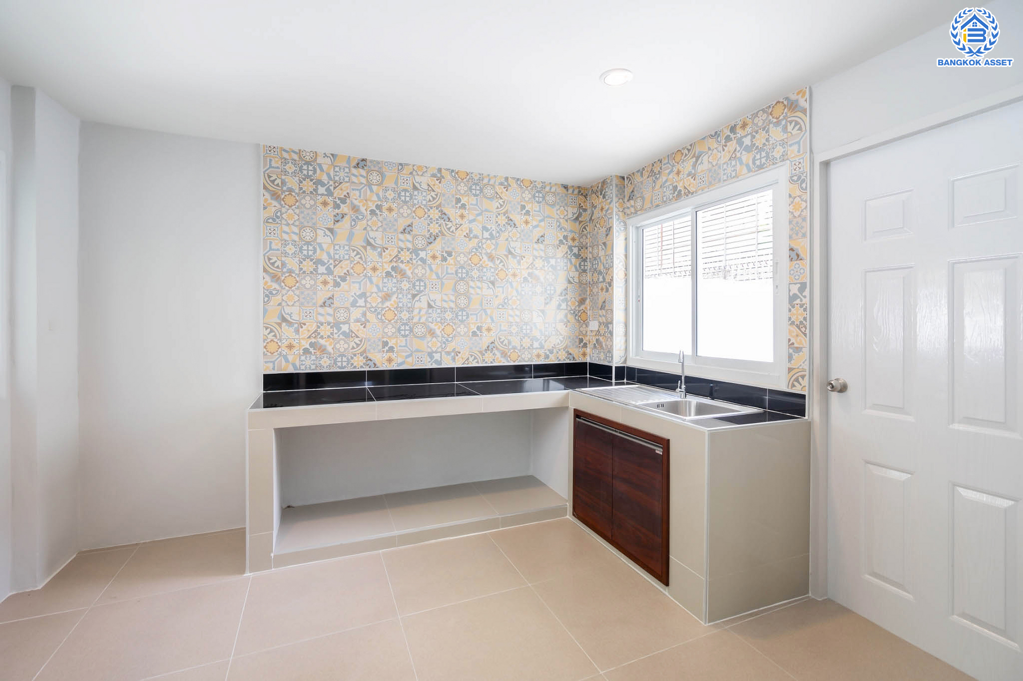 บ้านมือสองตกแต่งใหม่ ม.บุรีรมย์ วงแหวนฯ-ปิ่นเกล้า (ซ.วัดพระเงิน) เนื้อที่ 51.4 ตร.ว. ฟังก์ชัน 4 ห้องนอน 3 ห้องน้ำ จอดรถได้ 2 คัน เดินทางสะดวกสบาย บนทำเลเชื่อมต่อถ.กาญจนาภิเษก ใกล้เซ็นทรัลเวสต์เกต รถไฟฟ้าสายสีม่วง "สถานีตลาดบางใหญ่" และทางด่วนศรีรัช!