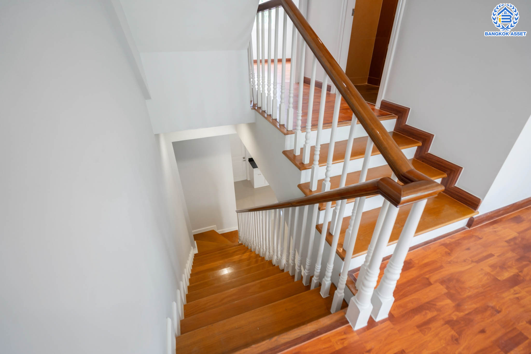 บ้านมือสองตกแต่งใหม่ ทาวน์โฮม 3 ชั้น หลังมุม ม.พลัสซิตี้พาร์ค ลาดพร้าว71 (ซอยโรงเรียนสตรีวิทยา2) เนื้อที่ 17.3 ตร.ว. ฟังก์ชัน 3 ห้องนอน 3 ห้องน้ำ 1 ที่จอดรถ พร้อม Living Area กว้างขวางชั้นสอง ทำเลใจกลางเมือง เชื่อมต่อทั้งถนนประเสริฐมนูญกิจ ,เกษตร-นวมินทร์, ลาดพร้าว, รัชโยธินฯ ใกล้ทางด่วนรามอินทรา เดินทางสะดวกสบาย ติดรถไฟฟ้าสายสีน้ำตาล "สถานีโรงเรียนสตรีวิทยา2"