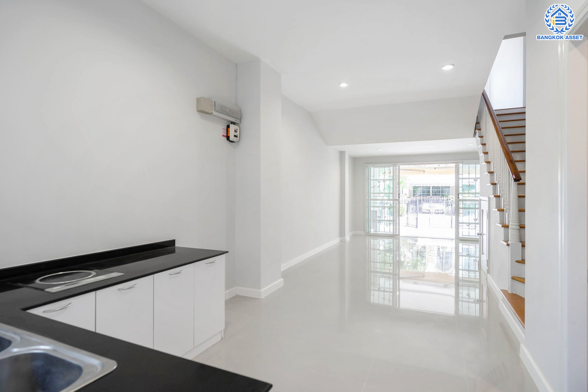 บ้านมือสองตกแต่งใหม่ ทาวน์โฮม 3 ชั้น หลังมุม ม.พลัสซิตี้พาร์ค ลาดพร้าว71 (ซอยโรงเรียนสตรีวิทยา2) เนื้อที่ 17.3 ตร.ว. ฟังก์ชัน 3 ห้องนอน 3 ห้องน้ำ 1 ที่จอดรถ พร้อม Living Area กว้างขวางชั้นสอง ทำเลใจกลางเมือง เชื่อมต่อทั้งถนนประเสริฐมนูญกิจ ,เกษตร-นวมินทร์, ลาดพร้าว, รัชโยธินฯ ใกล้ทางด่วนรามอินทรา เดินทางสะดวกสบาย ติดรถไฟฟ้าสายสีน้ำตาล "สถานีโรงเรียนสตรีวิทยา2"