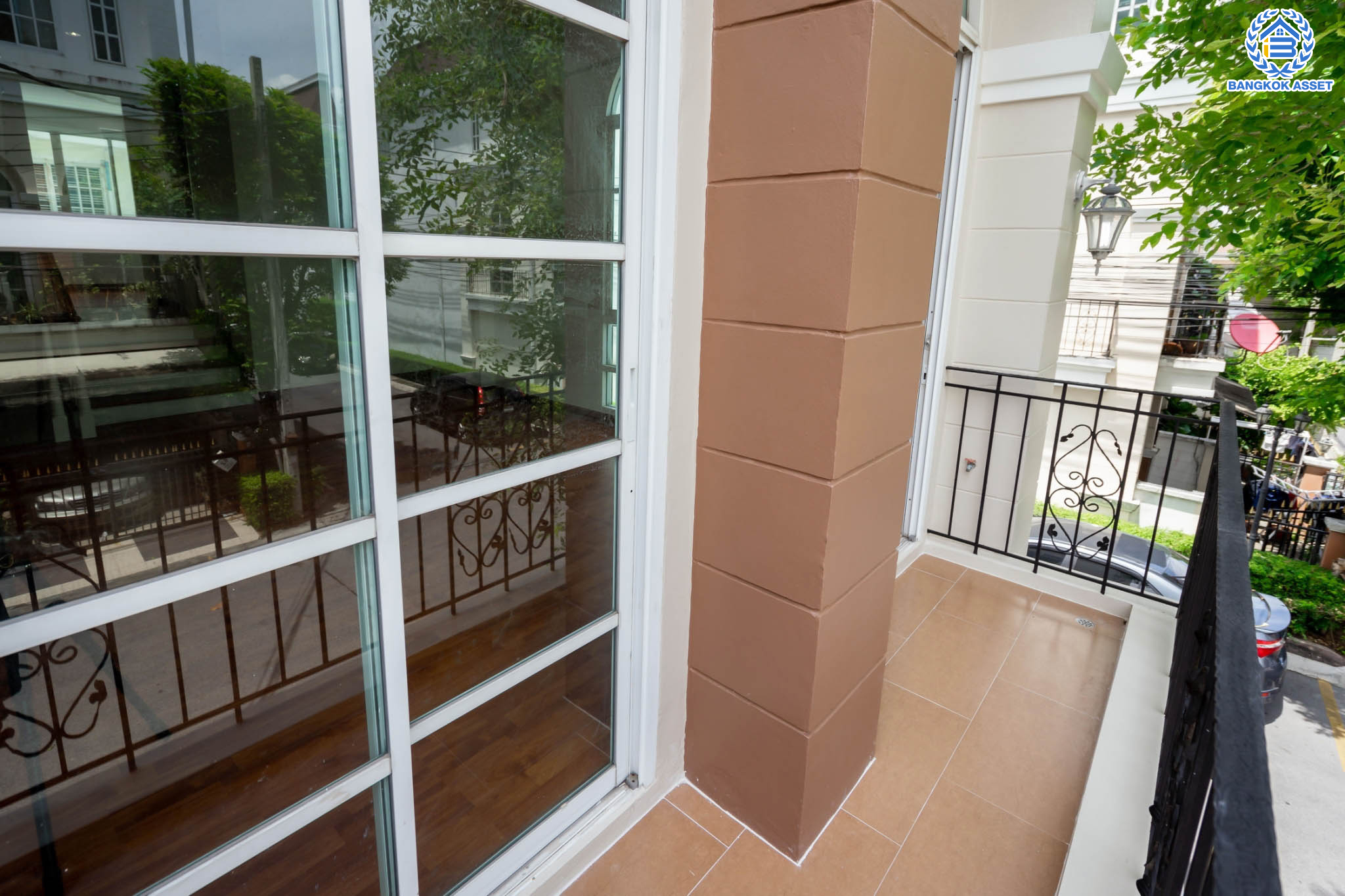 บ้านมือสองตกแต่งใหม่ ทาวน์โฮม 3 ชั้น หลังมุม ม.พลัสซิตี้พาร์ค ลาดพร้าว71 (ซอยโรงเรียนสตรีวิทยา2) เนื้อที่ 17.3 ตร.ว. ฟังก์ชัน 3 ห้องนอน 3 ห้องน้ำ 1 ที่จอดรถ พร้อม Living Area กว้างขวางชั้นสอง ทำเลใจกลางเมือง เชื่อมต่อทั้งถนนประเสริฐมนูญกิจ ,เกษตร-นวมินทร์, ลาดพร้าว, รัชโยธินฯ ใกล้ทางด่วนรามอินทรา เดินทางสะดวกสบาย ติดรถไฟฟ้าสายสีน้ำตาล "สถานีโรงเรียนสตรีวิทยา2"