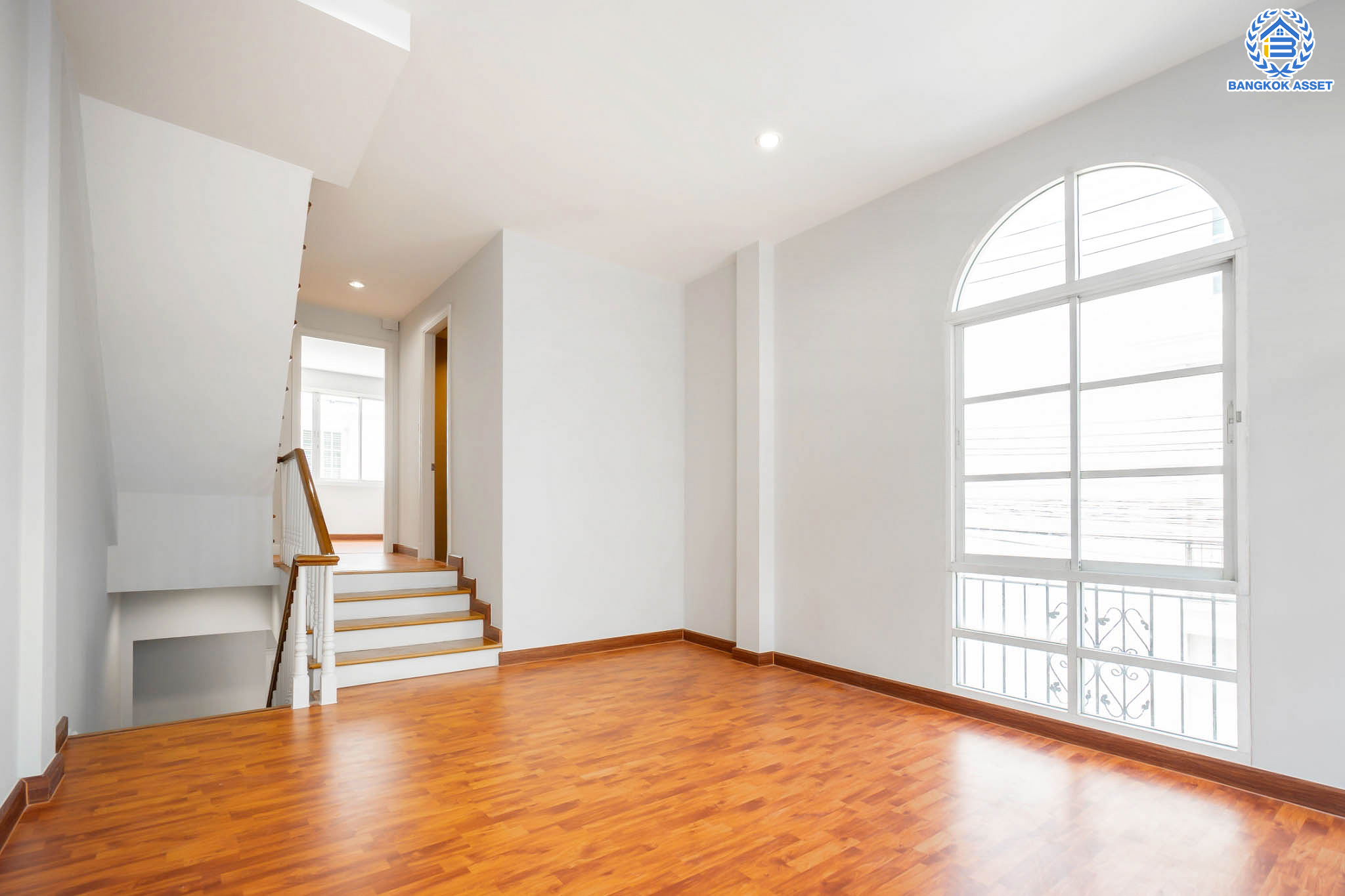 บ้านมือสองตกแต่งใหม่ ทาวน์โฮม 3 ชั้น หลังมุม ม.พลัสซิตี้พาร์ค ลาดพร้าว71 (ซอยโรงเรียนสตรีวิทยา2) เนื้อที่ 17.3 ตร.ว. ฟังก์ชัน 3 ห้องนอน 3 ห้องน้ำ 1 ที่จอดรถ พร้อม Living Area กว้างขวางชั้นสอง ทำเลใจกลางเมือง เชื่อมต่อทั้งถนนประเสริฐมนูญกิจ ,เกษตร-นวมินทร์, ลาดพร้าว, รัชโยธินฯ ใกล้ทางด่วนรามอินทรา เดินทางสะดวกสบาย ติดรถไฟฟ้าสายสีน้ำตาล "สถานีโรงเรียนสตรีวิทยา2"