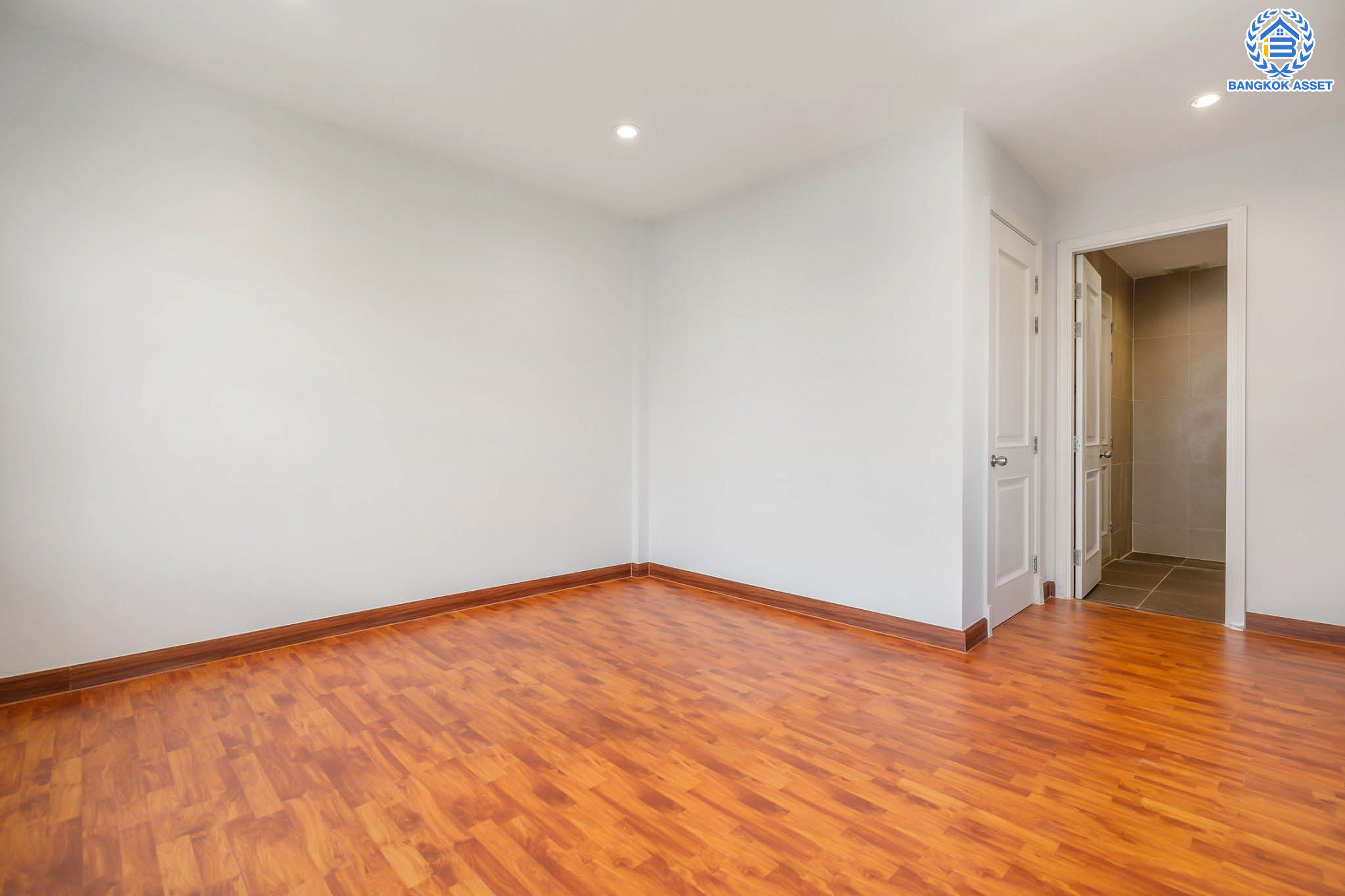 บ้านมือสองตกแต่งใหม่ ทาวน์โฮม 3 ชั้น หลังมุม ม.พลัสซิตี้พาร์ค ลาดพร้าว71 (ซอยโรงเรียนสตรีวิทยา2) เนื้อที่ 17.3 ตร.ว. ฟังก์ชัน 3 ห้องนอน 3 ห้องน้ำ 1 ที่จอดรถ พร้อม Living Area กว้างขวางชั้นสอง ทำเลใจกลางเมือง เชื่อมต่อทั้งถนนประเสริฐมนูญกิจ ,เกษตร-นวมินทร์, ลาดพร้าว, รัชโยธินฯ ใกล้ทางด่วนรามอินทรา เดินทางสะดวกสบาย ติดรถไฟฟ้าสายสีน้ำตาล "สถานีโรงเรียนสตรีวิทยา2"