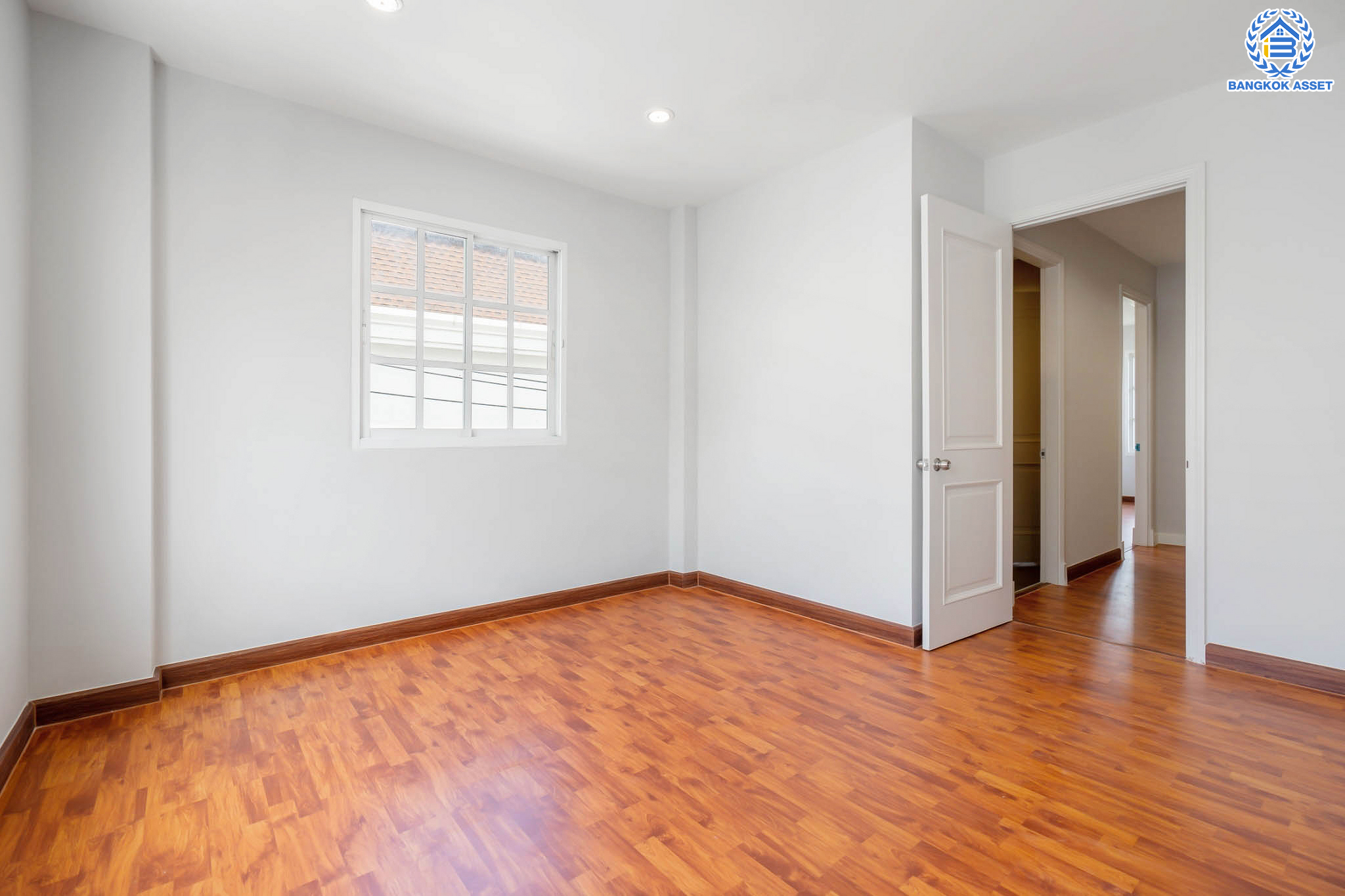 บ้านมือสองตกแต่งใหม่ ทาวน์โฮม 3 ชั้น หลังมุม ม.พลัสซิตี้พาร์ค ลาดพร้าว71 (ซอยโรงเรียนสตรีวิทยา2) เนื้อที่ 17.3 ตร.ว. ฟังก์ชัน 3 ห้องนอน 3 ห้องน้ำ 1 ที่จอดรถ พร้อม Living Area กว้างขวางชั้นสอง ทำเลใจกลางเมือง เชื่อมต่อทั้งถนนประเสริฐมนูญกิจ ,เกษตร-นวมินทร์, ลาดพร้าว, รัชโยธินฯ ใกล้ทางด่วนรามอินทรา เดินทางสะดวกสบาย ติดรถไฟฟ้าสายสีน้ำตาล "สถานีโรงเรียนสตรีวิทยา2"