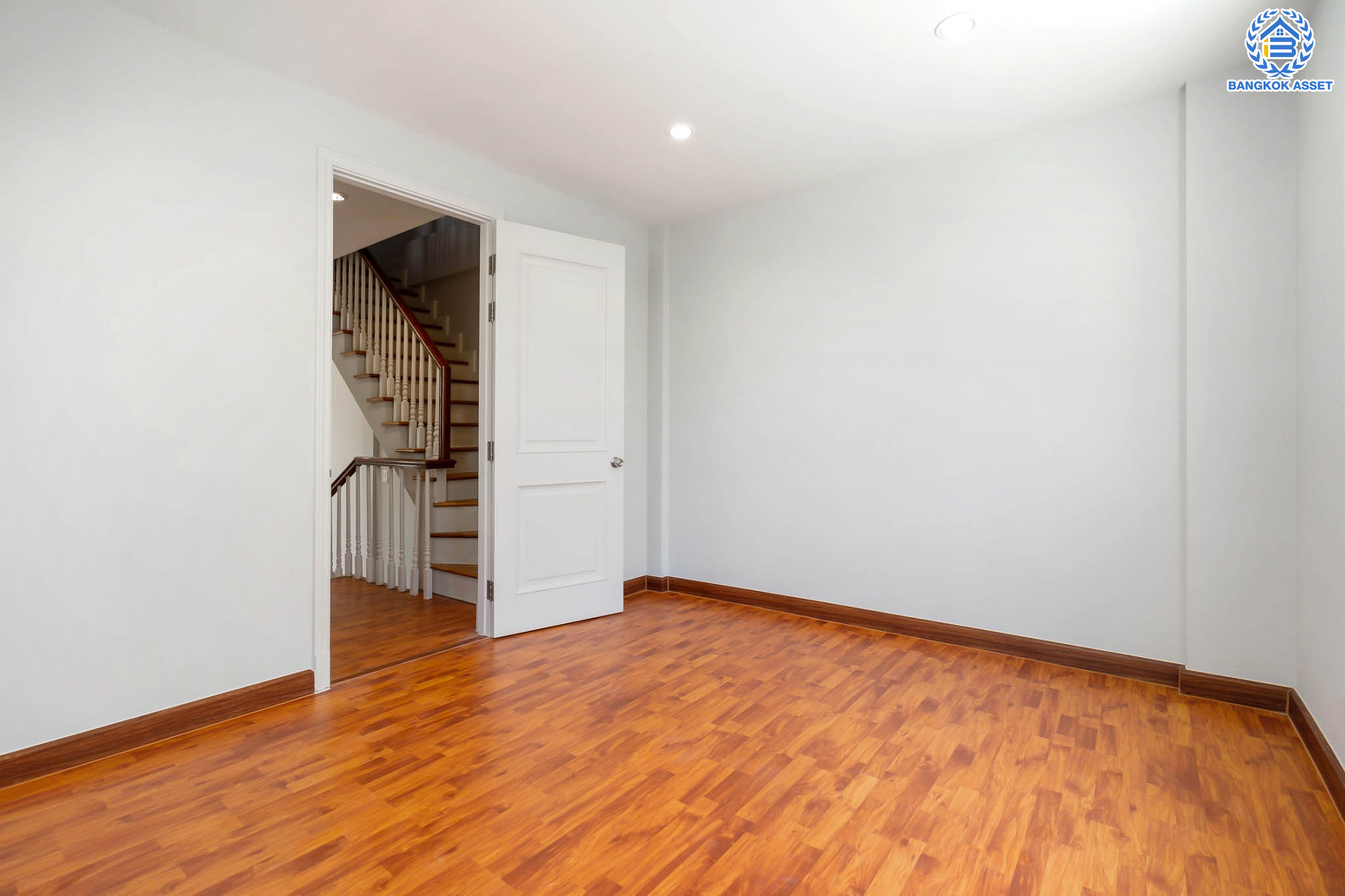 บ้านมือสองตกแต่งใหม่ ทาวน์โฮม 3 ชั้น หลังมุม ม.พลัสซิตี้พาร์ค ลาดพร้าว71 (ซอยโรงเรียนสตรีวิทยา2) เนื้อที่ 17.3 ตร.ว. ฟังก์ชัน 3 ห้องนอน 3 ห้องน้ำ 1 ที่จอดรถ พร้อม Living Area กว้างขวางชั้นสอง ทำเลใจกลางเมือง เชื่อมต่อทั้งถนนประเสริฐมนูญกิจ ,เกษตร-นวมินทร์, ลาดพร้าว, รัชโยธินฯ ใกล้ทางด่วนรามอินทรา เดินทางสะดวกสบาย ติดรถไฟฟ้าสายสีน้ำตาล "สถานีโรงเรียนสตรีวิทยา2"