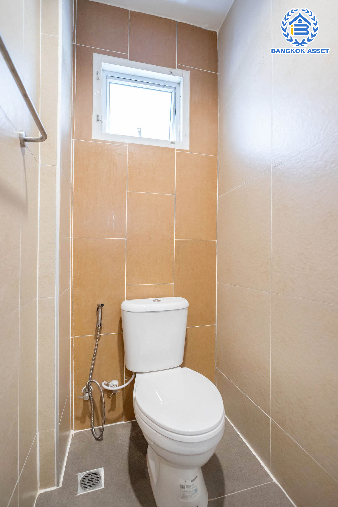 บ้านมือสองตกแต่งใหม่ ทาวน์โฮม 3 ชั้น หลังมุม ม.พลัสซิตี้พาร์ค ลาดพร้าว71 (ซอยโรงเรียนสตรีวิทยา2) เนื้อที่ 17.3 ตร.ว. ฟังก์ชัน 3 ห้องนอน 3 ห้องน้ำ 1 ที่จอดรถ พร้อม Living Area กว้างขวางชั้นสอง ทำเลใจกลางเมือง เชื่อมต่อทั้งถนนประเสริฐมนูญกิจ ,เกษตร-นวมินทร์, ลาดพร้าว, รัชโยธินฯ ใกล้ทางด่วนรามอินทรา เดินทางสะดวกสบาย ติดรถไฟฟ้าสายสีน้ำตาล "สถานีโรงเรียนสตรีวิทยา2"