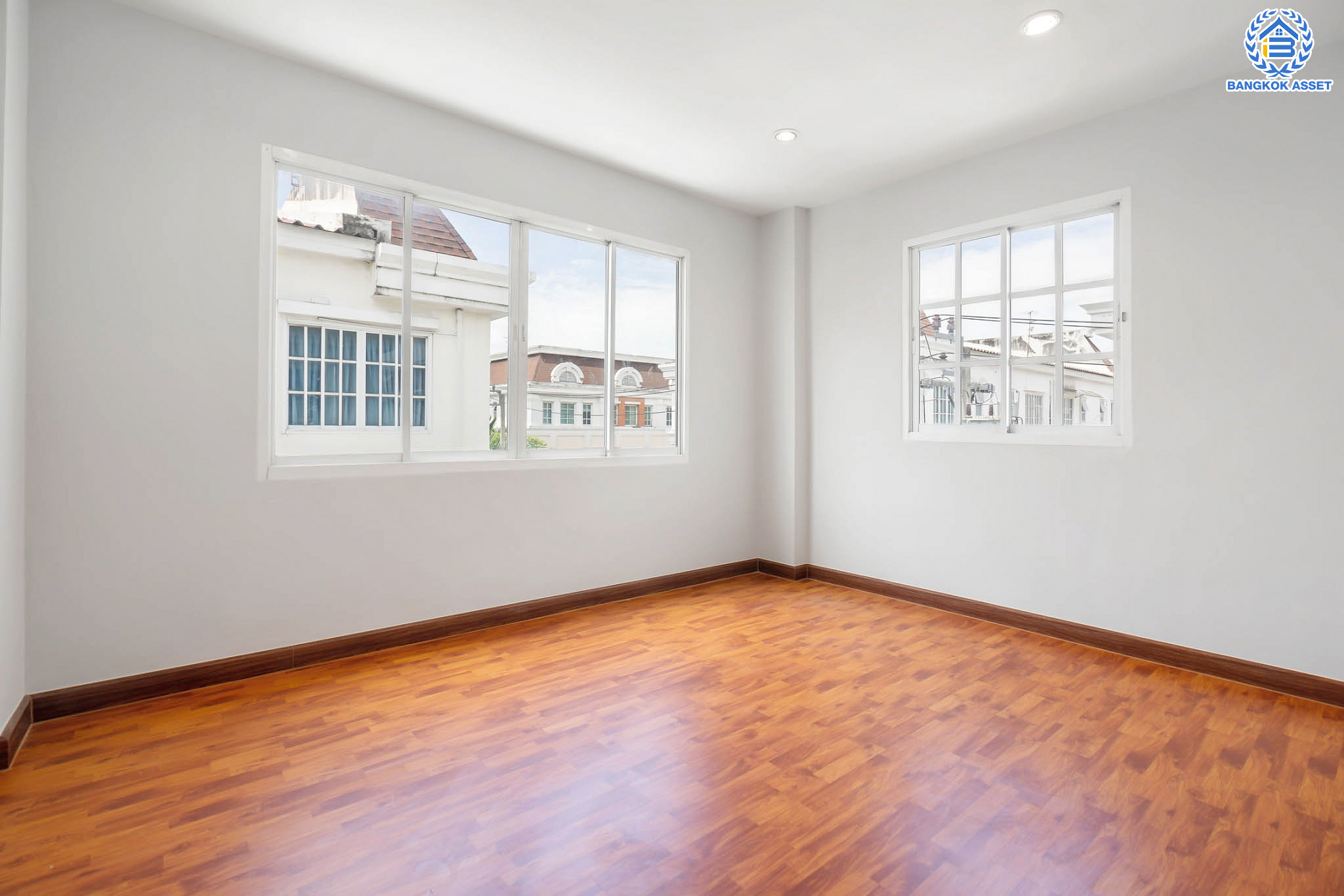 บ้านมือสองตกแต่งใหม่ ทาวน์โฮม 3 ชั้น หลังมุม ม.พลัสซิตี้พาร์ค ลาดพร้าว71 (ซอยโรงเรียนสตรีวิทยา2) เนื้อที่ 17.3 ตร.ว. ฟังก์ชัน 3 ห้องนอน 3 ห้องน้ำ 1 ที่จอดรถ พร้อม Living Area กว้างขวางชั้นสอง ทำเลใจกลางเมือง เชื่อมต่อทั้งถนนประเสริฐมนูญกิจ ,เกษตร-นวมินทร์, ลาดพร้าว, รัชโยธินฯ ใกล้ทางด่วนรามอินทรา เดินทางสะดวกสบาย ติดรถไฟฟ้าสายสีน้ำตาล "สถานีโรงเรียนสตรีวิทยา2"