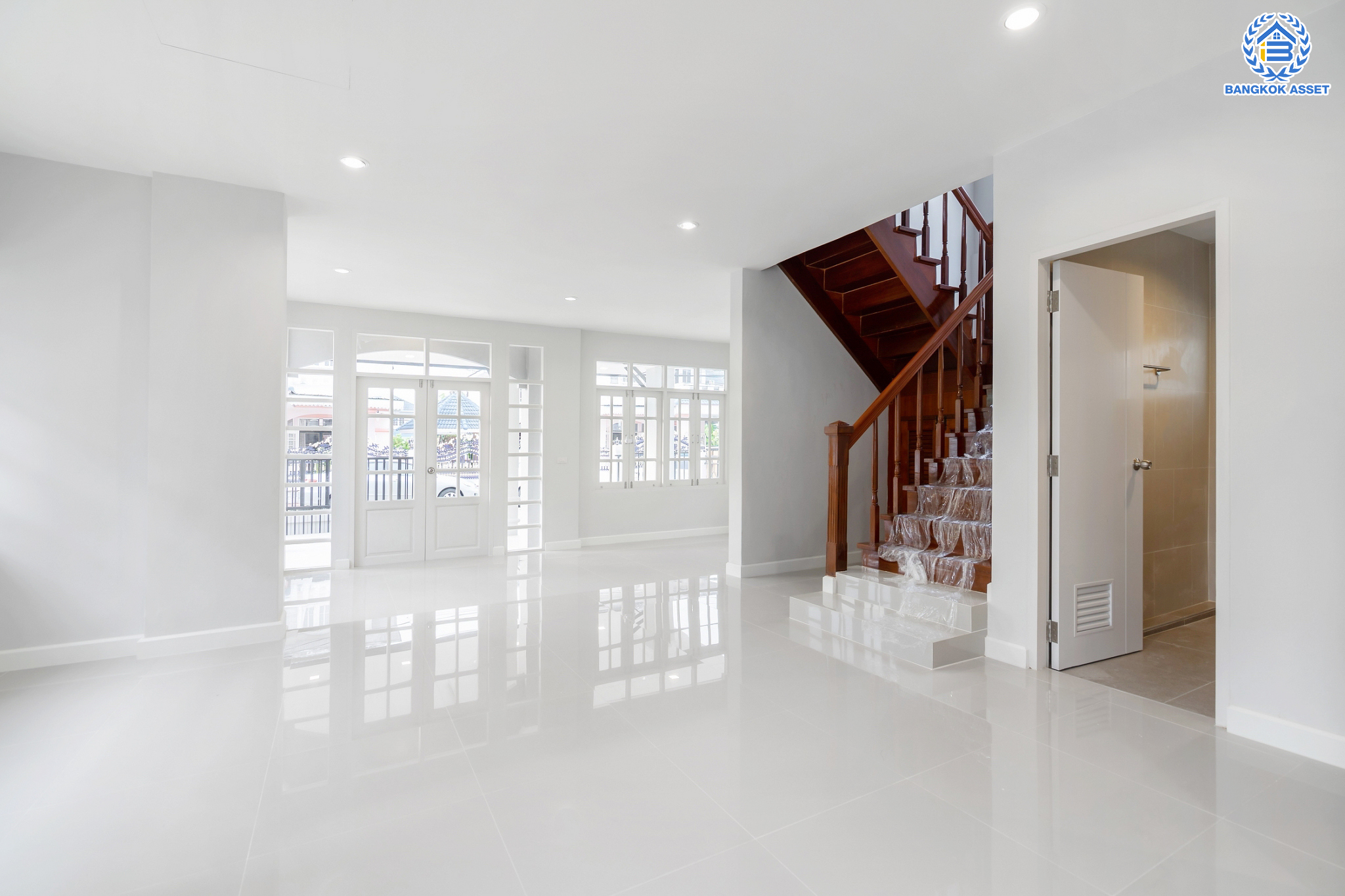 บ้านมือสองตกแต่งใหม่ แบรนด์ Property Perfect ม.มณีรินทร์ รัตนาธิเบศร์-ท่าอิฐ เนื้อที่ 50 ตร.ว. ฟังก์ชัน 3 ห้องนอน 2 ห้องน้ำ จอดรถได้ 1 คัน บนทำเลศักยภาพ ใกล้ทางด่วนงามวงศ์วาน และเพียง 10 นาที ถึงรถไฟฟ้า "สถานีบางรักน้อยท่าอิฐ"