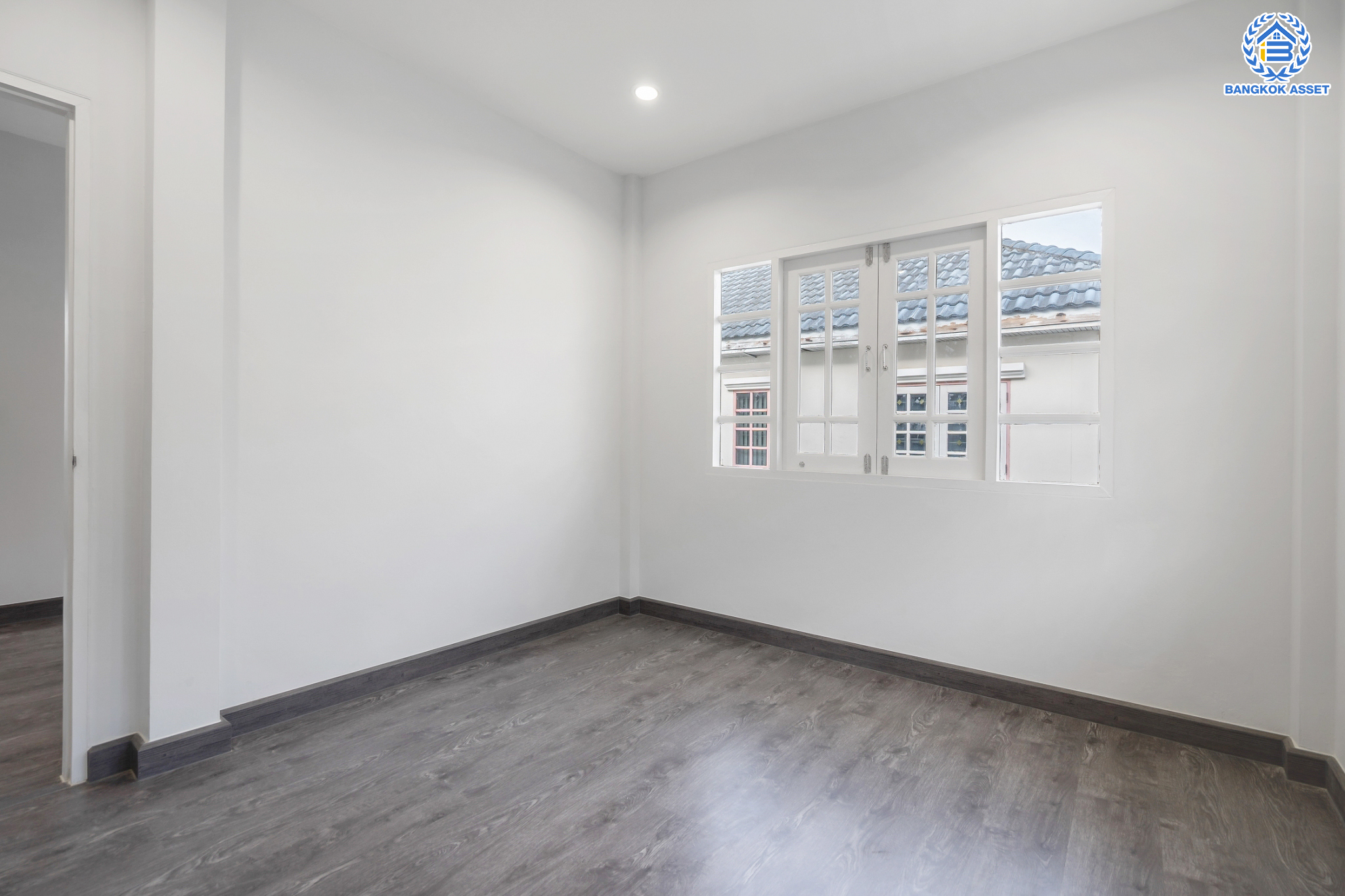 บ้านมือสองตกแต่งใหม่ แบรนด์ Property Perfect ม.มณีรินทร์ รัตนาธิเบศร์-ท่าอิฐ เนื้อที่ 50 ตร.ว. ฟังก์ชัน 3 ห้องนอน 2 ห้องน้ำ จอดรถได้ 1 คัน บนทำเลศักยภาพ ใกล้ทางด่วนงามวงศ์วาน และเพียง 10 นาที ถึงรถไฟฟ้า "สถานีบางรักน้อยท่าอิฐ"