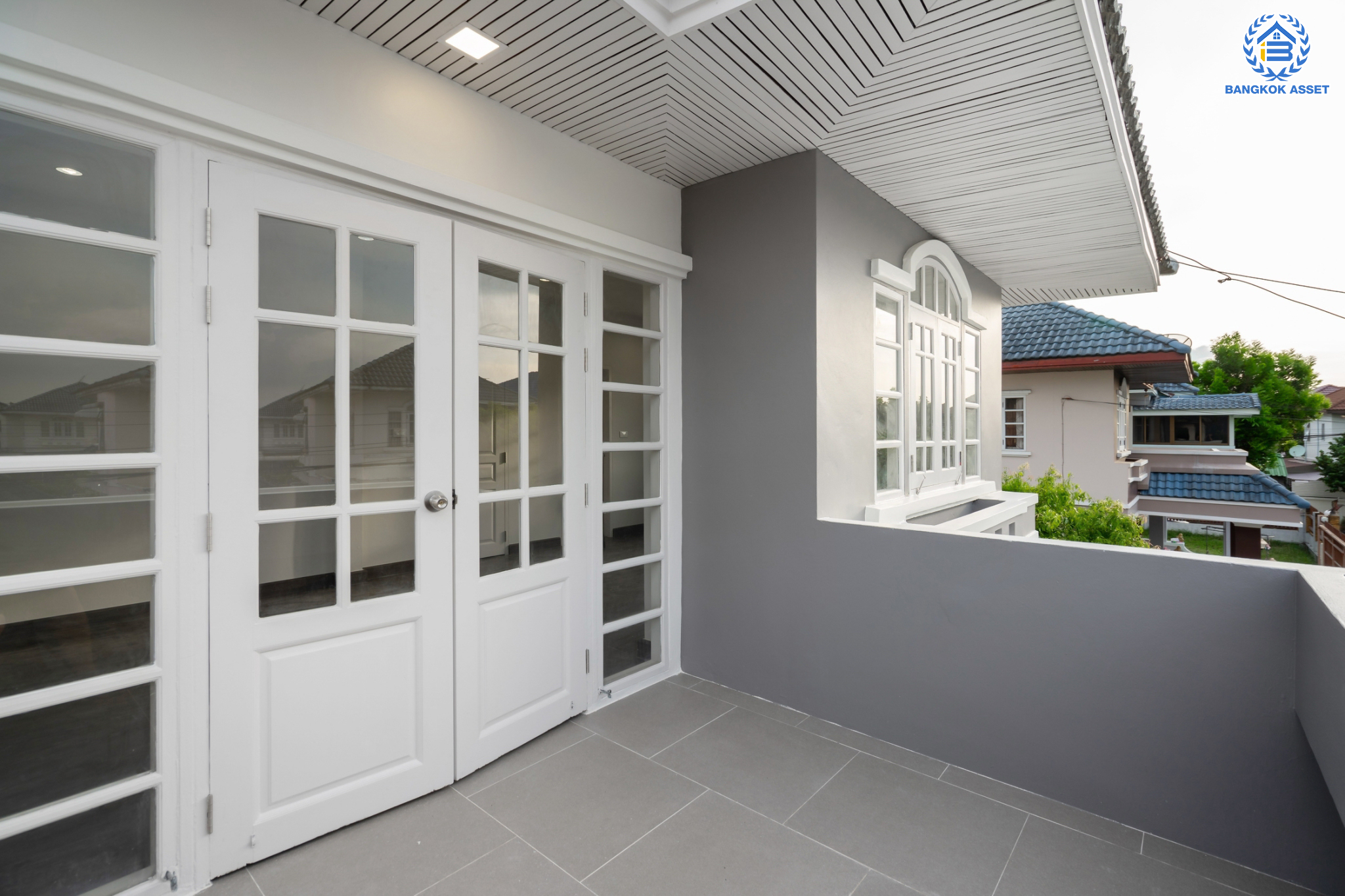 บ้านมือสองตกแต่งใหม่ แบรนด์ Property Perfect ม.มณีรินทร์ รัตนาธิเบศร์-ท่าอิฐ เนื้อที่ 50 ตร.ว. ฟังก์ชัน 3 ห้องนอน 2 ห้องน้ำ จอดรถได้ 1 คัน บนทำเลศักยภาพ ใกล้ทางด่วนงามวงศ์วาน และเพียง 10 นาที ถึงรถไฟฟ้า "สถานีบางรักน้อยท่าอิฐ"