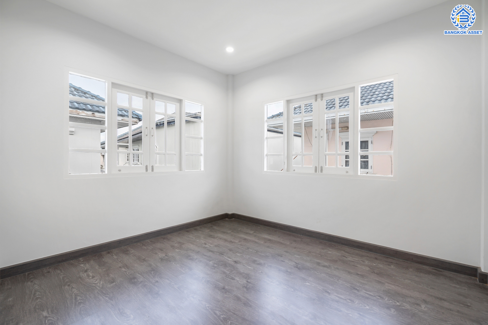 บ้านมือสองตกแต่งใหม่ แบรนด์ Property Perfect ม.มณีรินทร์ รัตนาธิเบศร์-ท่าอิฐ เนื้อที่ 50 ตร.ว. ฟังก์ชัน 3 ห้องนอน 2 ห้องน้ำ จอดรถได้ 1 คัน บนทำเลศักยภาพ ใกล้ทางด่วนงามวงศ์วาน และเพียง 10 นาที ถึงรถไฟฟ้า "สถานีบางรักน้อยท่าอิฐ"