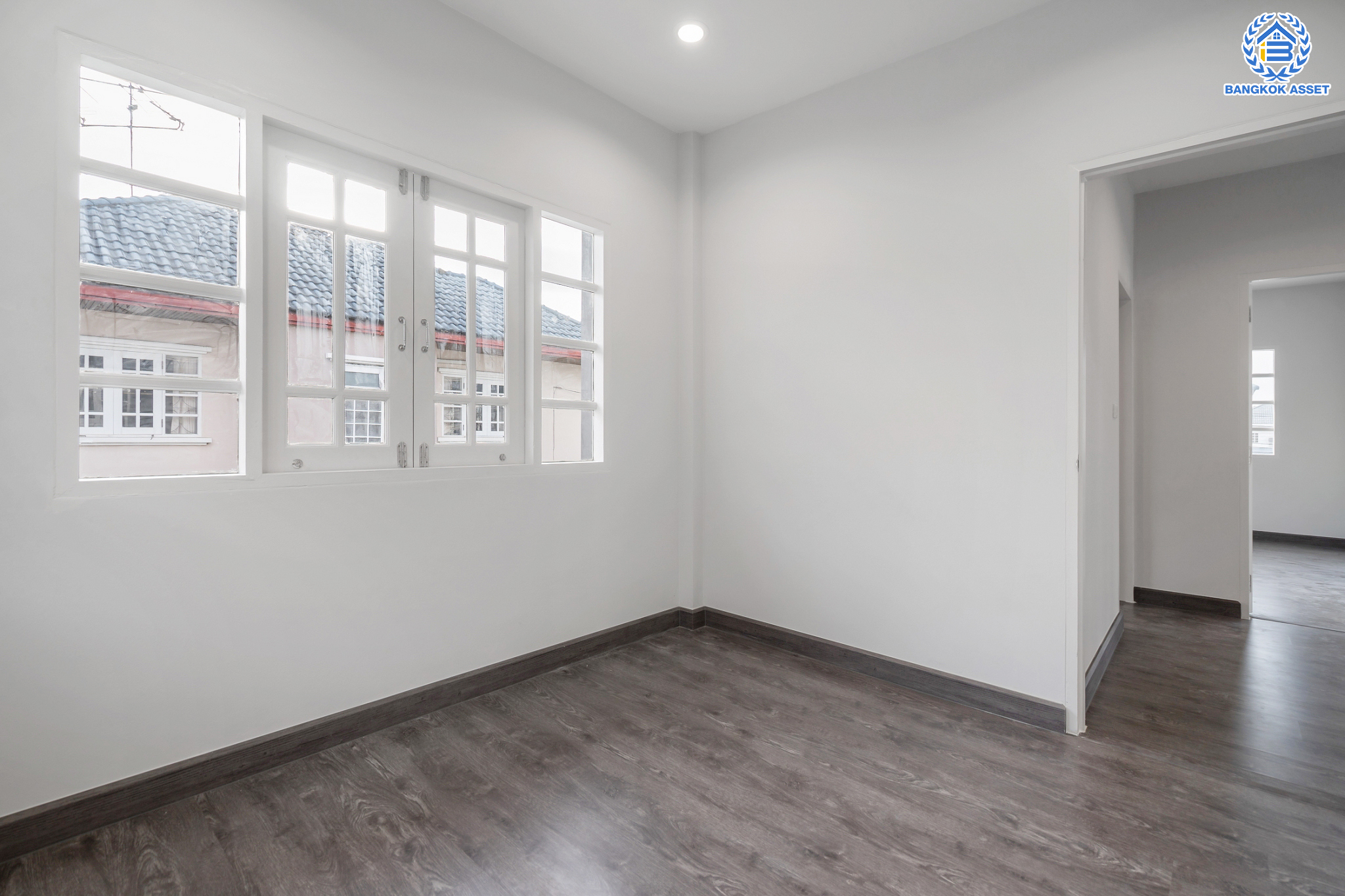 บ้านมือสองตกแต่งใหม่ แบรนด์ Property Perfect ม.มณีรินทร์ รัตนาธิเบศร์-ท่าอิฐ เนื้อที่ 50 ตร.ว. ฟังก์ชัน 3 ห้องนอน 2 ห้องน้ำ จอดรถได้ 1 คัน บนทำเลศักยภาพ ใกล้ทางด่วนงามวงศ์วาน และเพียง 10 นาที ถึงรถไฟฟ้า "สถานีบางรักน้อยท่าอิฐ"