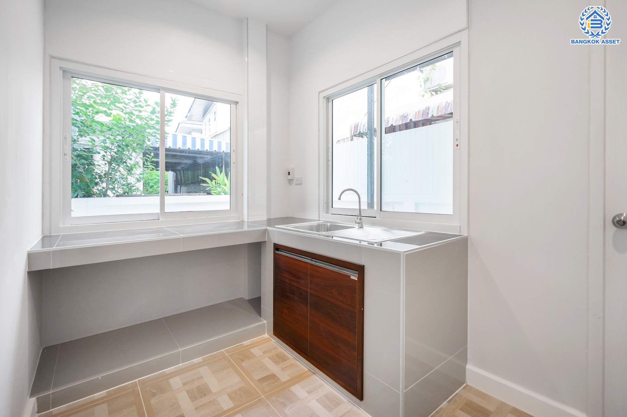 บ้านมือสองตกแต่งใหม่ แบรนด์ Property Perfect ม.มณีรินทร์ รัตนาธิเบศร์-ท่าอิฐ เนื้อที่ 50 ตร.ว. ฟังก์ชัน 3 ห้องนอน 2 ห้องน้ำ จอดรถได้ 1 คัน บนทำเลศักยภาพ ใกล้ทางด่วนงามวงศ์วาน และเพียง 10 นาที ถึงรถไฟฟ้า "สถานีบางรักน้อยท่าอิฐ"