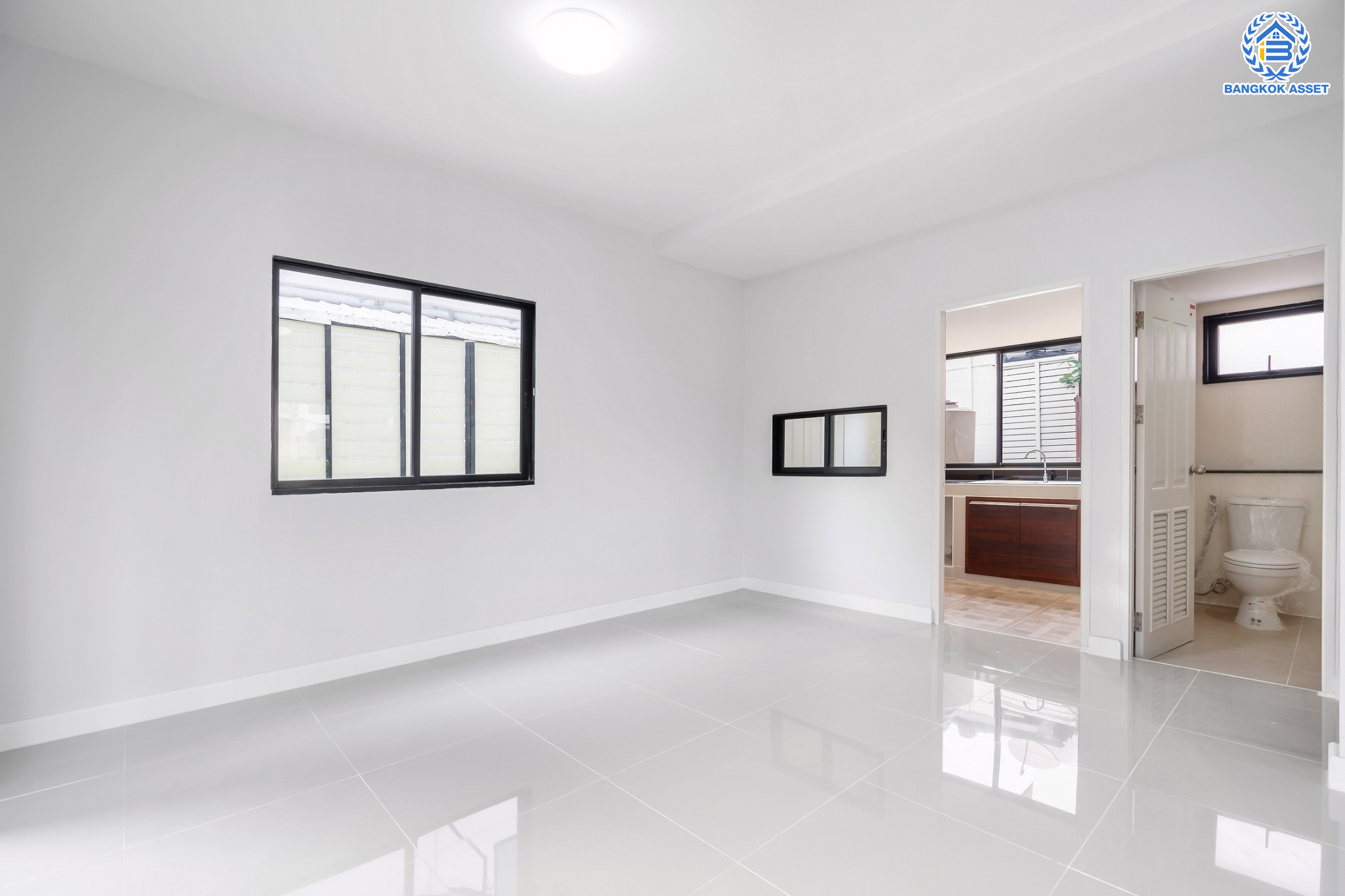 บ้านมือสองตกแต่งใหม่ แบรนด์ Property Perfect ม.โมดิวิลล่า ปิ่นเกล้า-วงแหวน โซนต้นโครงการ เนื้อที่ 37.9 ตร.ว. ฟังก์ชัน 3 ห้องนอน 2 ห้องน้ำ 2 ที่จอดรถ พร้อม Smart space เติมเต็มทุกความต้องการ ใช้ชีวิตแบบใกล้ชิดธรรมชาติ บนทำเลเดินทางสะดวก เชื่อมต่อ ถ.กาญจนาภิเษก ใกล้ทางด่วน"ศรีรัช" รถไฟฟ้า และเซ็นทรัลเวสต์เกต