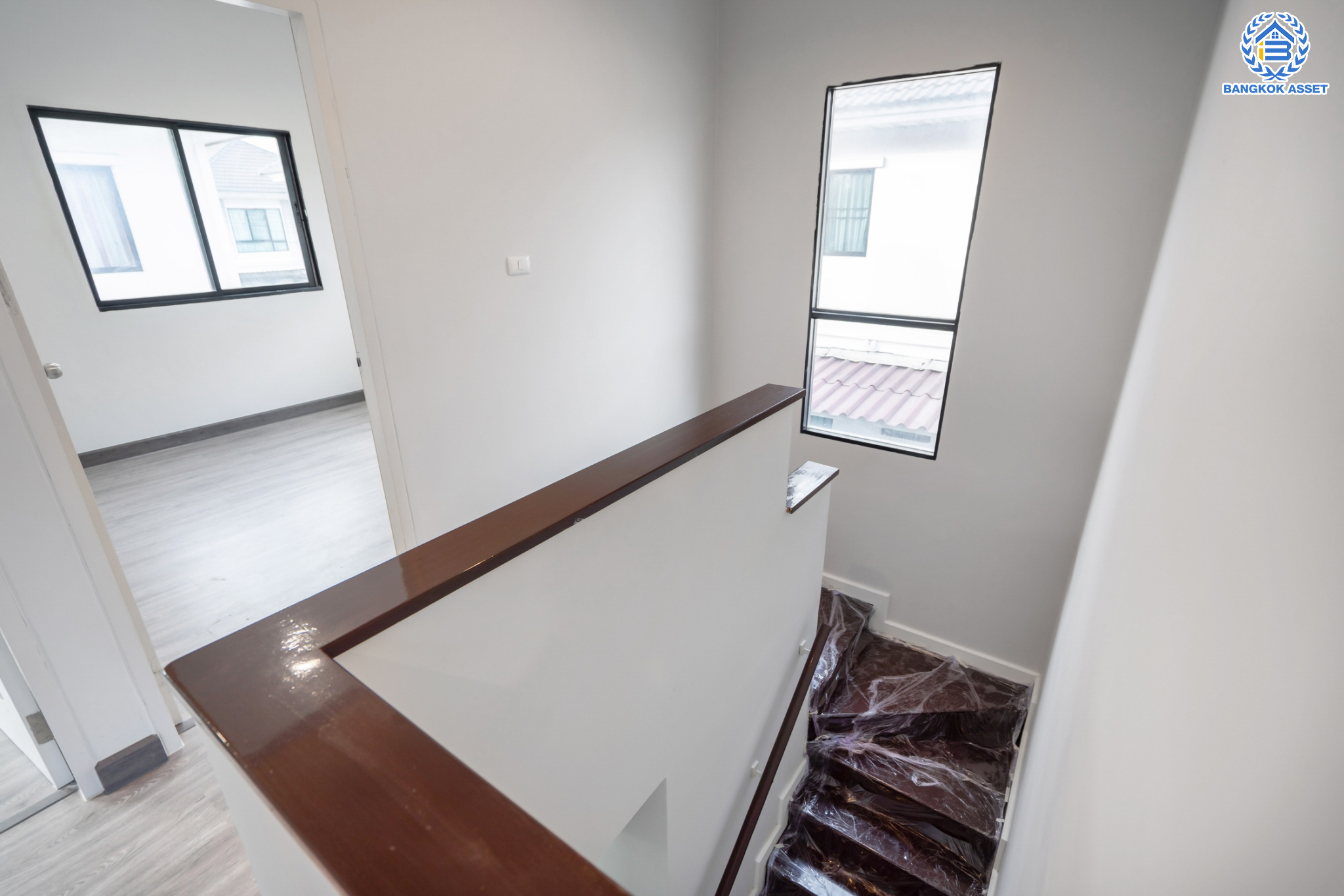 บ้านมือสองตกแต่งใหม่ แบรนด์ Property Perfect ม.โมดิวิลล่า ปิ่นเกล้า-วงแหวน โซนต้นโครงการ เนื้อที่ 37.9 ตร.ว. ฟังก์ชัน 3 ห้องนอน 2 ห้องน้ำ 2 ที่จอดรถ พร้อม Smart space เติมเต็มทุกความต้องการ ใช้ชีวิตแบบใกล้ชิดธรรมชาติ บนทำเลเดินทางสะดวก เชื่อมต่อ ถ.กาญจนาภิเษก ใกล้ทางด่วน"ศรีรัช" รถไฟฟ้า และเซ็นทรัลเวสต์เกต