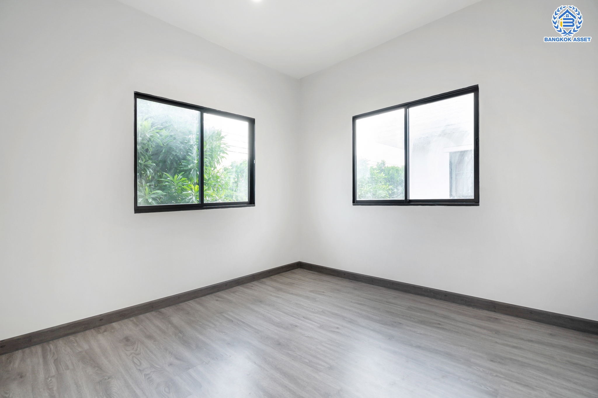 บ้านมือสองตกแต่งใหม่ แบรนด์ Property Perfect ม.โมดิวิลล่า ปิ่นเกล้า-วงแหวน โซนต้นโครงการ เนื้อที่ 37.9 ตร.ว. ฟังก์ชัน 3 ห้องนอน 2 ห้องน้ำ 2 ที่จอดรถ พร้อม Smart space เติมเต็มทุกความต้องการ ใช้ชีวิตแบบใกล้ชิดธรรมชาติ บนทำเลเดินทางสะดวก เชื่อมต่อ ถ.กาญจนาภิเษก ใกล้ทางด่วน"ศรีรัช" รถไฟฟ้า และเซ็นทรัลเวสต์เกต