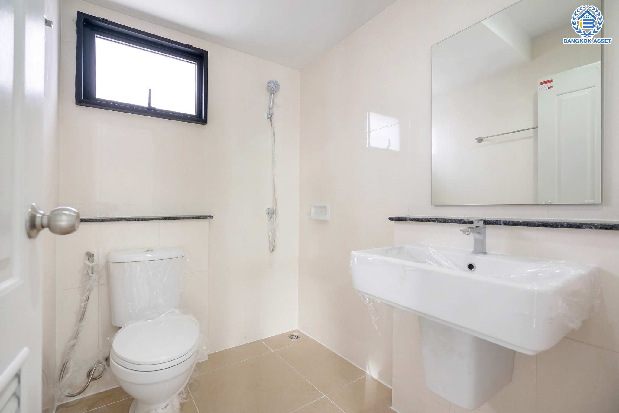 บ้านมือสองตกแต่งใหม่ แบรนด์ Property Perfect ม.โมดิวิลล่า ปิ่นเกล้า-วงแหวน โซนต้นโครงการ เนื้อที่ 37.9 ตร.ว. ฟังก์ชัน 3 ห้องนอน 2 ห้องน้ำ 2 ที่จอดรถ พร้อม Smart space เติมเต็มทุกความต้องการ ใช้ชีวิตแบบใกล้ชิดธรรมชาติ บนทำเลเดินทางสะดวก เชื่อมต่อ ถ.กาญจนาภิเษก ใกล้ทางด่วน"ศรีรัช" รถไฟฟ้า และเซ็นทรัลเวสต์เกต