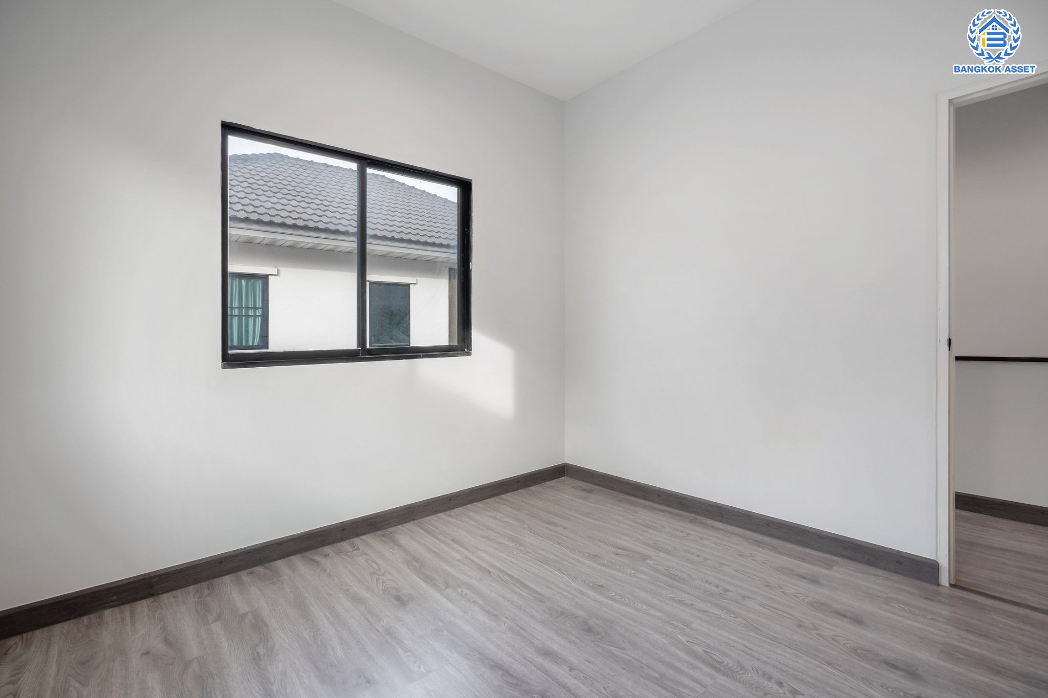 บ้านมือสองตกแต่งใหม่ แบรนด์ Property Perfect ม.โมดิวิลล่า ปิ่นเกล้า-วงแหวน โซนต้นโครงการ เนื้อที่ 37.9 ตร.ว. ฟังก์ชัน 3 ห้องนอน 2 ห้องน้ำ 2 ที่จอดรถ พร้อม Smart space เติมเต็มทุกความต้องการ ใช้ชีวิตแบบใกล้ชิดธรรมชาติ บนทำเลเดินทางสะดวก เชื่อมต่อ ถ.กาญจนาภิเษก ใกล้ทางด่วน"ศรีรัช" รถไฟฟ้า และเซ็นทรัลเวสต์เกต