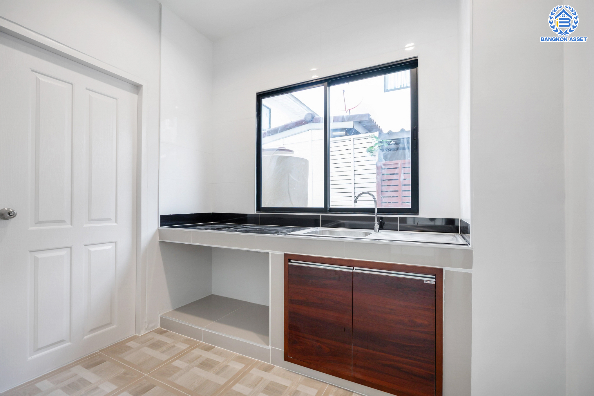 บ้านมือสองตกแต่งใหม่ แบรนด์ Property Perfect ม.โมดิวิลล่า ปิ่นเกล้า-วงแหวน โซนต้นโครงการ เนื้อที่ 37.9 ตร.ว. ฟังก์ชัน 3 ห้องนอน 2 ห้องน้ำ 2 ที่จอดรถ พร้อม Smart space เติมเต็มทุกความต้องการ ใช้ชีวิตแบบใกล้ชิดธรรมชาติ บนทำเลเดินทางสะดวก เชื่อมต่อ ถ.กาญจนาภิเษก ใกล้ทางด่วน"ศรีรัช" รถไฟฟ้า และเซ็นทรัลเวสต์เกต