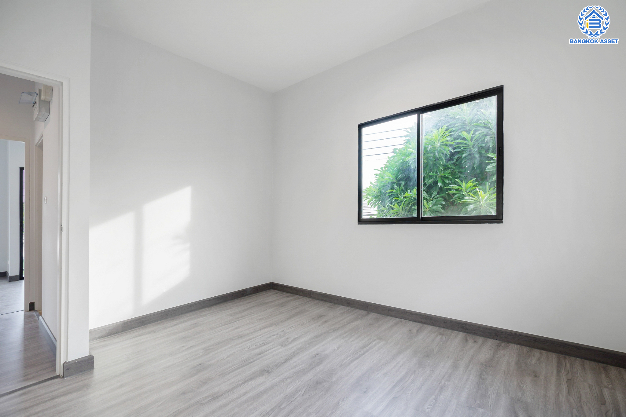 บ้านมือสองตกแต่งใหม่ แบรนด์ Property Perfect ม.โมดิวิลล่า ปิ่นเกล้า-วงแหวน โซนต้นโครงการ เนื้อที่ 37.9 ตร.ว. ฟังก์ชัน 3 ห้องนอน 2 ห้องน้ำ 2 ที่จอดรถ พร้อม Smart space เติมเต็มทุกความต้องการ ใช้ชีวิตแบบใกล้ชิดธรรมชาติ บนทำเลเดินทางสะดวก เชื่อมต่อ ถ.กาญจนาภิเษก ใกล้ทางด่วน"ศรีรัช" รถไฟฟ้า และเซ็นทรัลเวสต์เกต