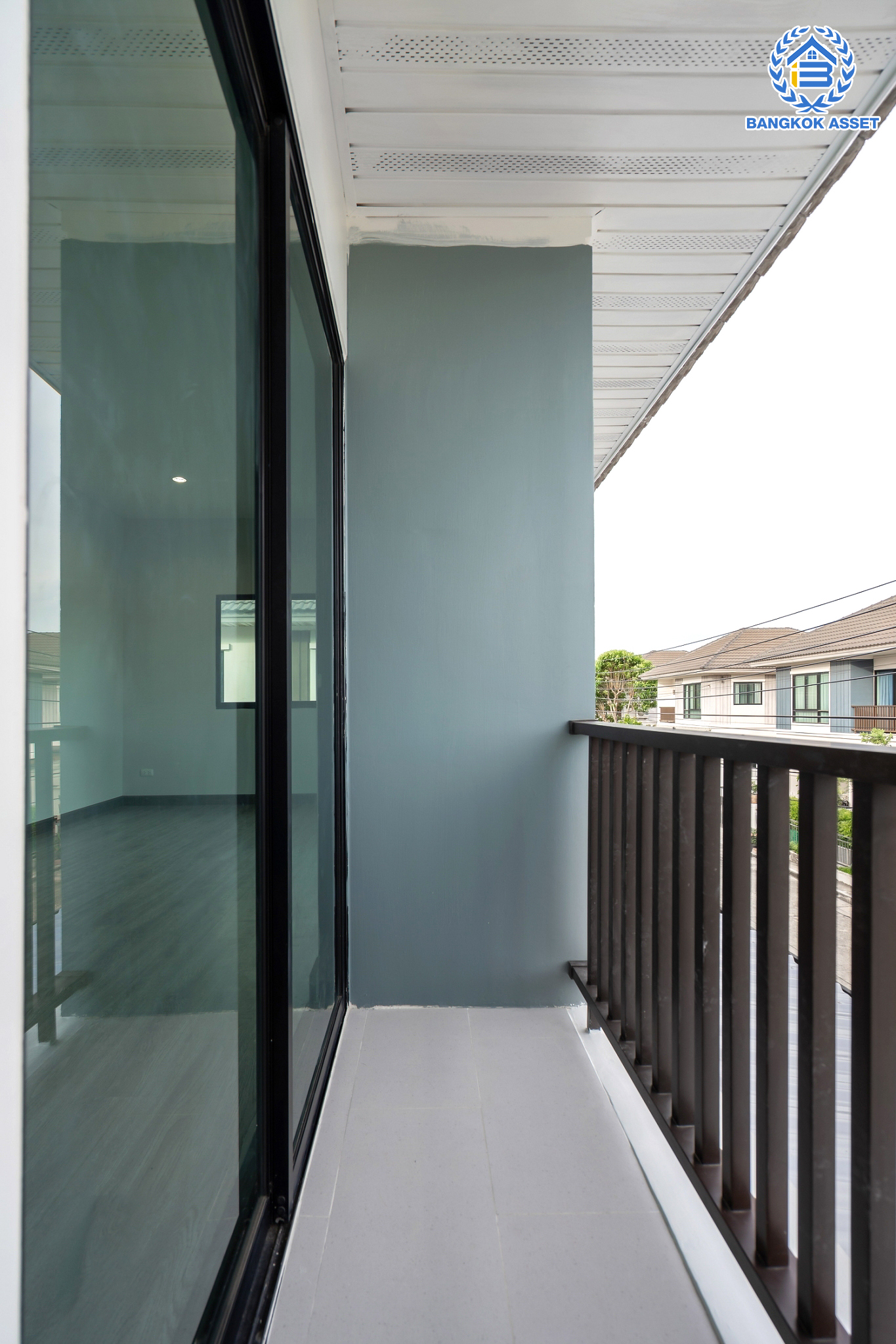 บ้านมือสองตกแต่งใหม่ แบรนด์ Property Perfect ม.โมดิวิลล่า ปิ่นเกล้า-วงแหวน โซนต้นโครงการ เนื้อที่ 37.9 ตร.ว. ฟังก์ชัน 3 ห้องนอน 2 ห้องน้ำ 2 ที่จอดรถ พร้อม Smart space เติมเต็มทุกความต้องการ ใช้ชีวิตแบบใกล้ชิดธรรมชาติ บนทำเลเดินทางสะดวก เชื่อมต่อ ถ.กาญจนาภิเษก ใกล้ทางด่วน"ศรีรัช" รถไฟฟ้า และเซ็นทรัลเวสต์เกต