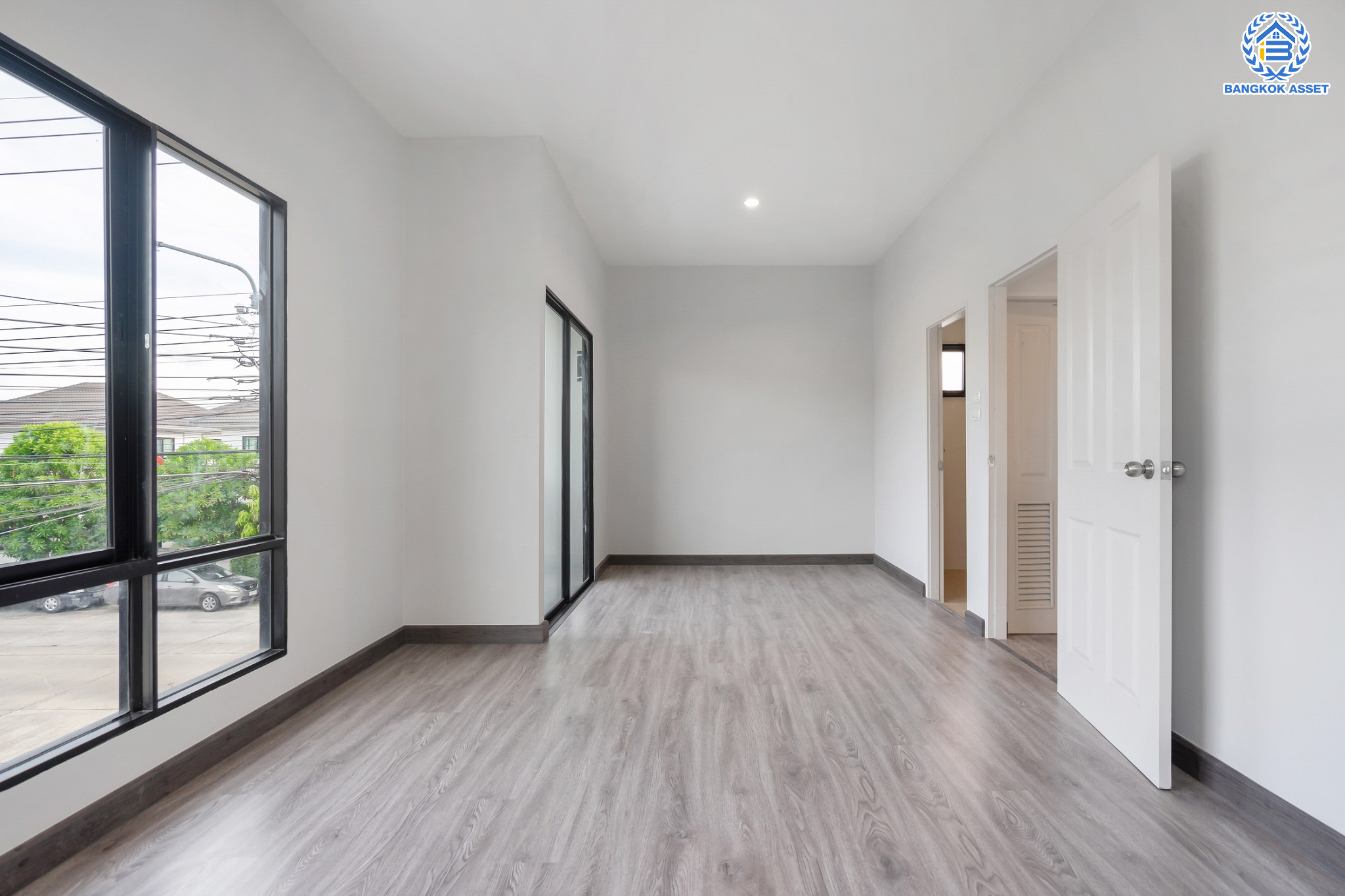 บ้านมือสองตกแต่งใหม่ แบรนด์ Property Perfect ม.โมดิวิลล่า ปิ่นเกล้า-วงแหวน โซนต้นโครงการ เนื้อที่ 37.9 ตร.ว. ฟังก์ชัน 3 ห้องนอน 2 ห้องน้ำ 2 ที่จอดรถ พร้อม Smart space เติมเต็มทุกความต้องการ ใช้ชีวิตแบบใกล้ชิดธรรมชาติ บนทำเลเดินทางสะดวก เชื่อมต่อ ถ.กาญจนาภิเษก ใกล้ทางด่วน"ศรีรัช" รถไฟฟ้า และเซ็นทรัลเวสต์เกต