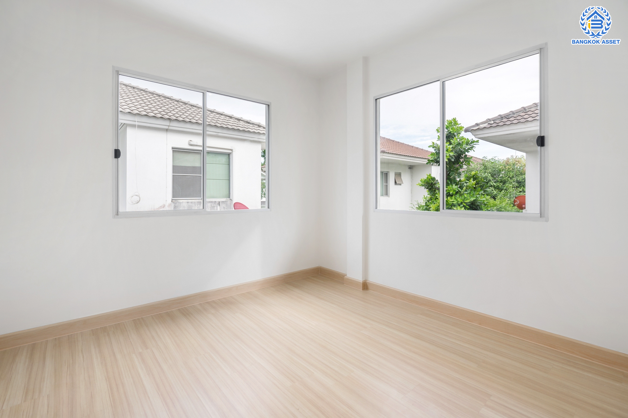 บ้านมือสองตกแต่งใหม่ แบรนด์ L&H ม.พฤกษ์ลดา ติวานนท์-ราชพฤกษ์ เนื้อที่ 50.1 ตร.ว. ฟังก์ชัน 3 ห้องนอน 2 ห้องน้ำ 2 ที่จอดรถ บนทำเลติดถนน 345 เชื่อมต่อหลายเส้นทาง ใกล้ทางด่วน "ศรีสมาน"...