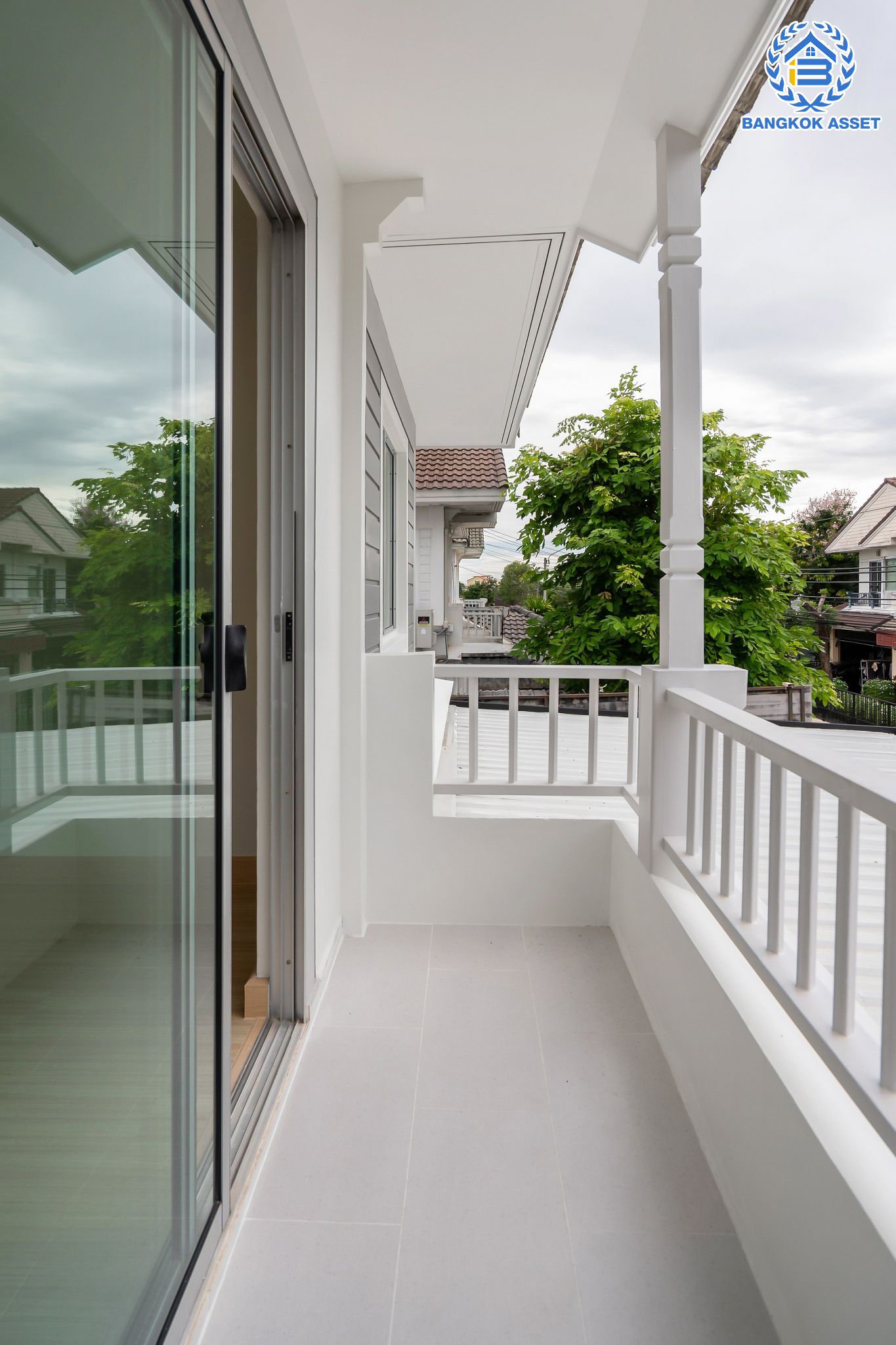 บ้านมือสองตกแต่งใหม่ แบรนด์ L&H ม.พฤกษ์ลดา ติวานนท์-ราชพฤกษ์ เนื้อที่ 50.1 ตร.ว. ฟังก์ชัน 3 ห้องนอน 2 ห้องน้ำ 2 ที่จอดรถ บนทำเลติดถนน 345 เชื่อมต่อหลายเส้นทาง ใกล้ทางด่วน "ศรีสมาน"...