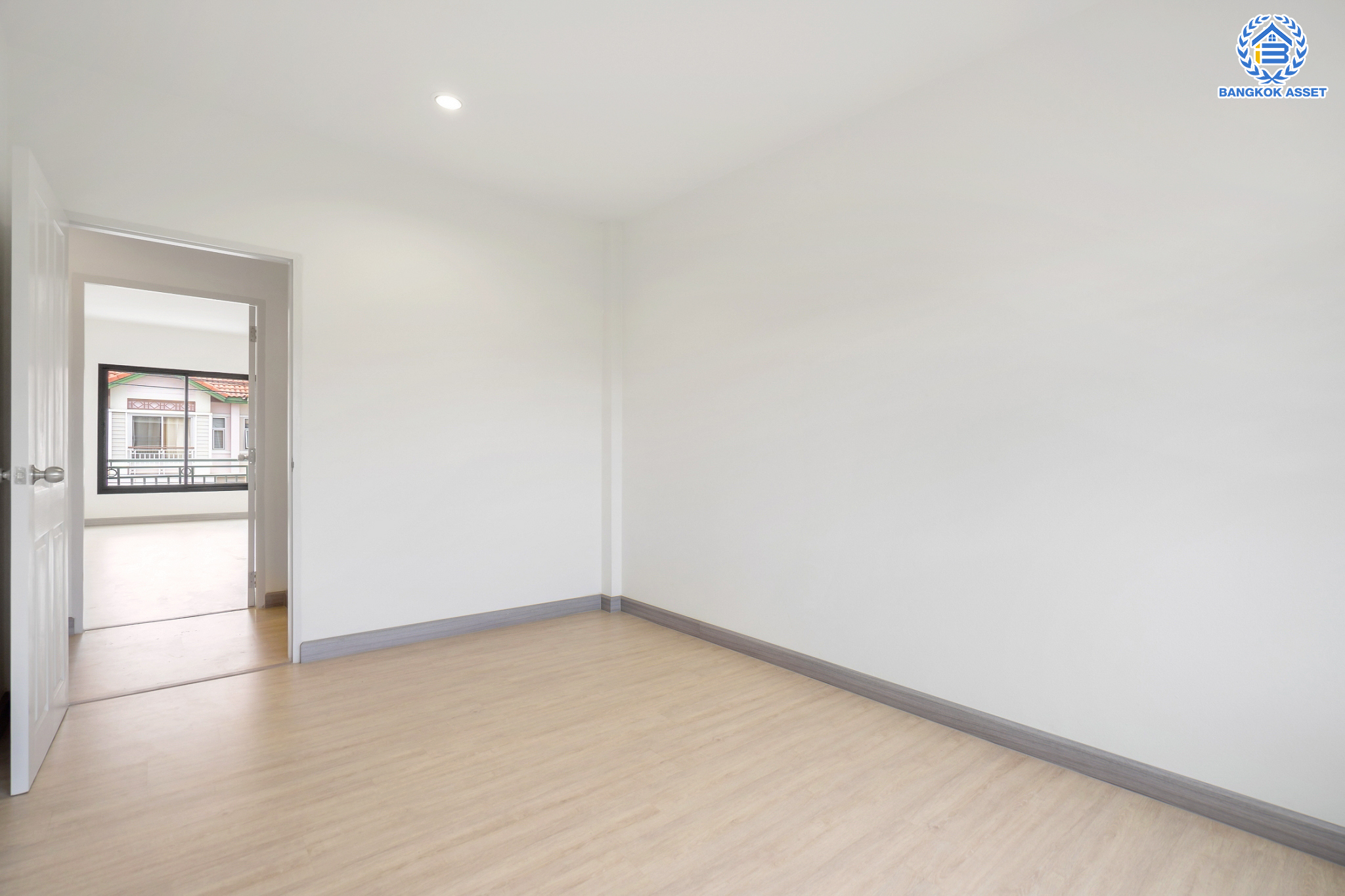 บ้านมือสองตกแต่งใหม่ ม.สนารา วิภาวดี ทาวน์โฮม 3 ชั้น เนื้อที่ 17.7 ตร.ว. ฟังก์ชัน 3 ห้องนอน 3 ห้องน้ำ 1 ที่จอดรถ รองรับทุกการอยู่อาศัย บนทำเลเชื่อมต่อหลายเส้นทาง ถ.กำแพงเพชร6 เชื่อมต่อ ถ.แจ้งวัฒนะ และใกล้รถไฟฟ้าสายสีแดง "สถานีดอนเมือง"…