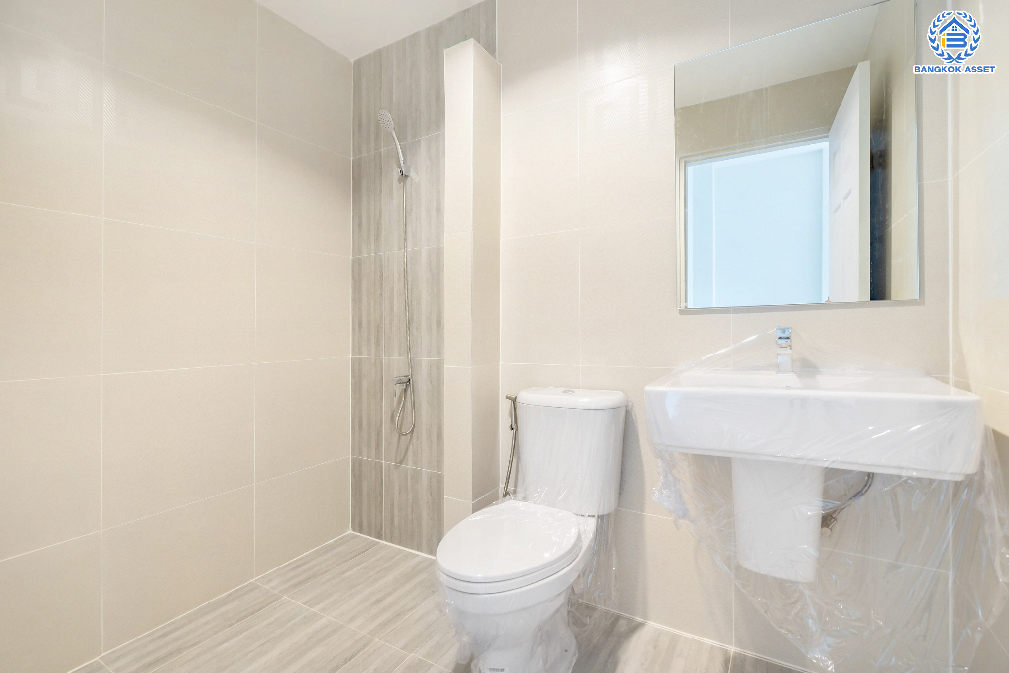 บ้านมือสองตกแต่งใหม่ ม.สนารา วิภาวดี ทาวน์โฮม 3 ชั้น เนื้อที่ 17.7 ตร.ว. ฟังก์ชัน 3 ห้องนอน 3 ห้องน้ำ 1 ที่จอดรถ รองรับทุกการอยู่อาศัย บนทำเลเชื่อมต่อหลายเส้นทาง ถ.กำแพงเพชร6 เชื่อมต่อ ถ.แจ้งวัฒนะ และใกล้รถไฟฟ้าสายสีแดง "สถานีดอนเมือง"…