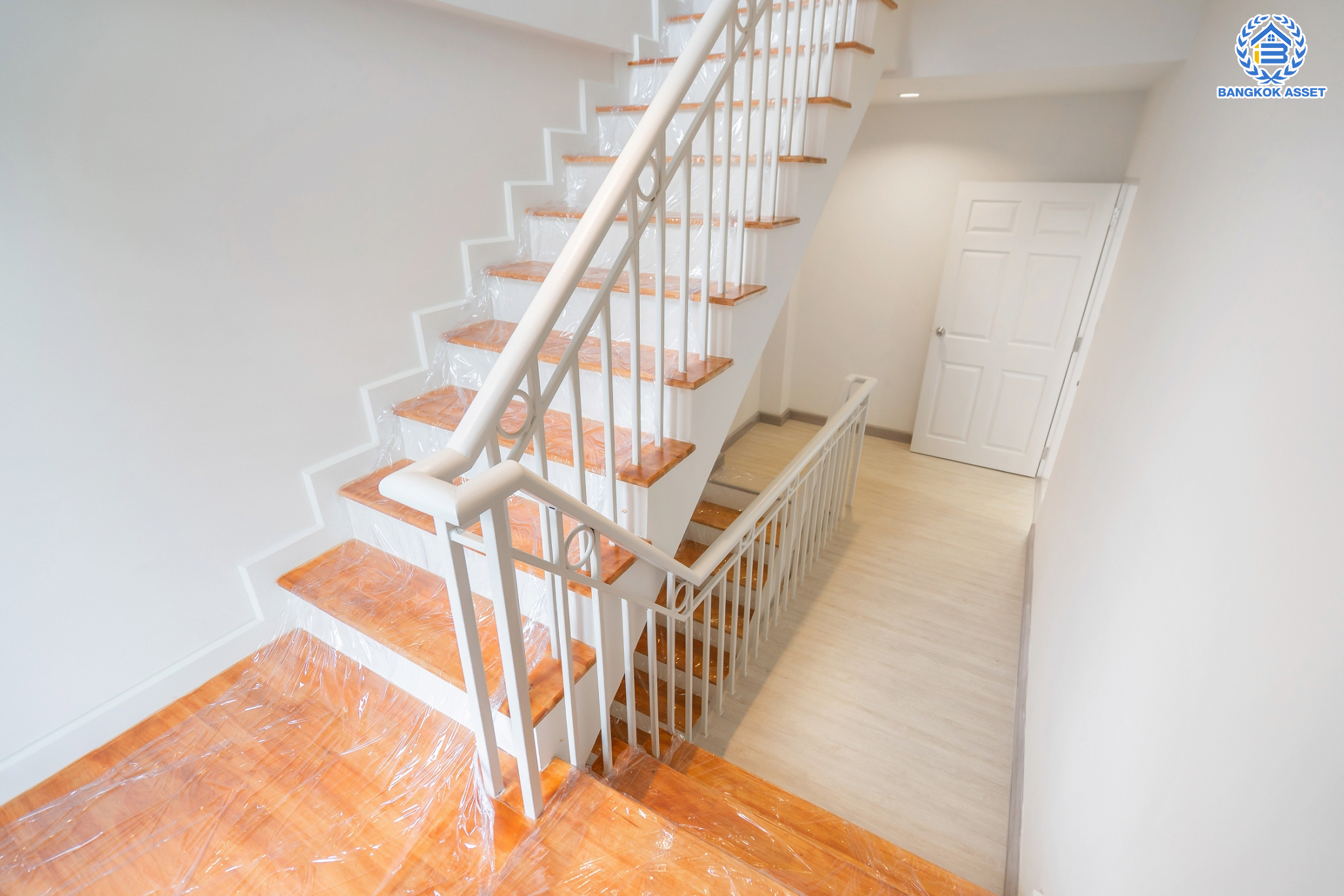 บ้านมือสองตกแต่งใหม่ ม.สนารา วิภาวดี ทาวน์โฮม 3 ชั้น เนื้อที่ 17.7 ตร.ว. ฟังก์ชัน 3 ห้องนอน 3 ห้องน้ำ 1 ที่จอดรถ รองรับทุกการอยู่อาศัย บนทำเลเชื่อมต่อหลายเส้นทาง ถ.กำแพงเพชร6 เชื่อมต่อ ถ.แจ้งวัฒนะ และใกล้รถไฟฟ้าสายสีแดง "สถานีดอนเมือง"…