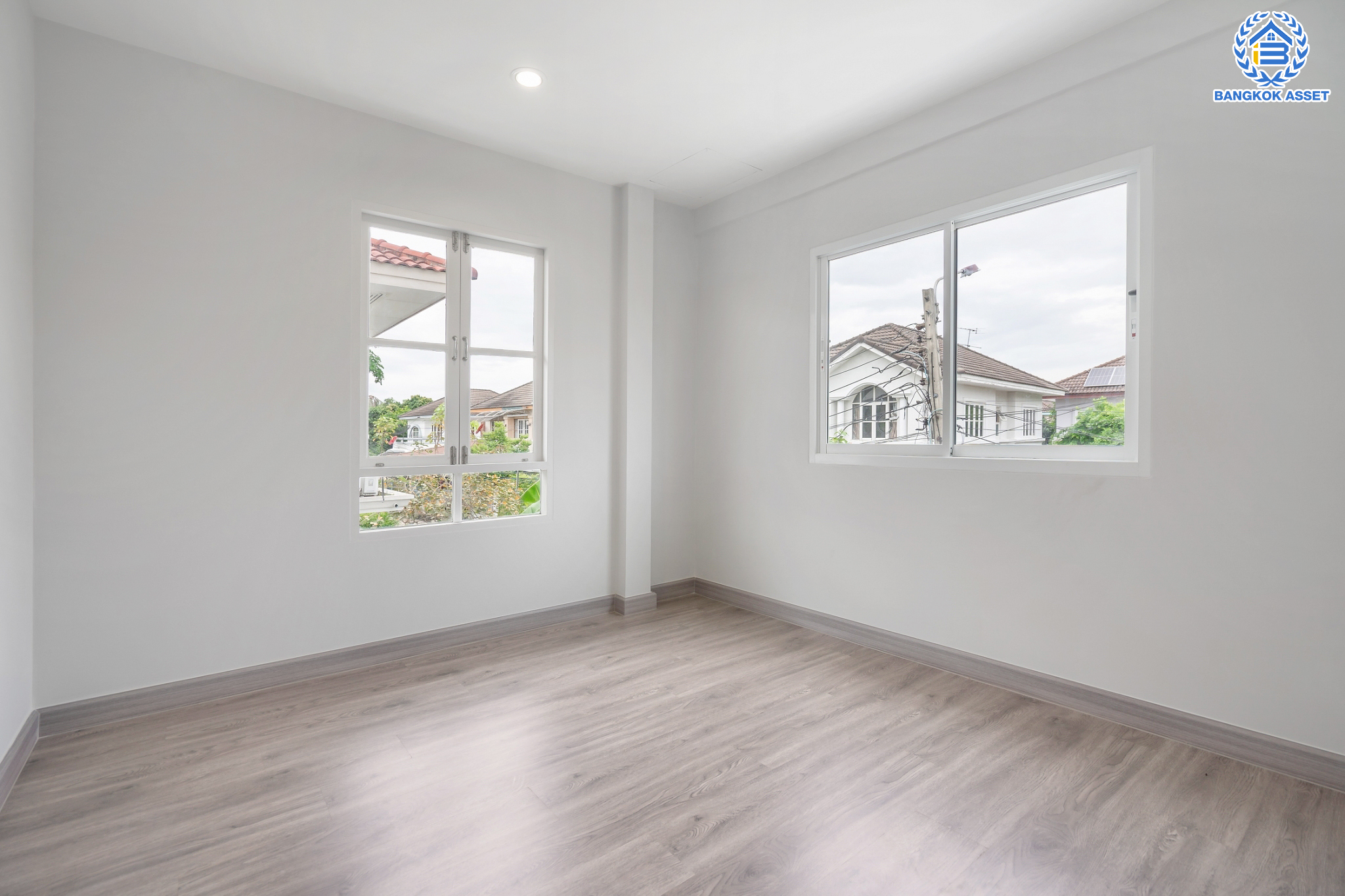 บ้านมือสองตกแต่งใหม่ แบรนด์ LH ม.ชัยพฤกษ์ บางบัวทอง หลังมุม เนื้อที่ 69.7 ตร.ว. ฟังก์ชัน 3 ห้องนอน 2 ห้องน้ำ จอดรถ 2 คัน พร้อม Facilities ครบครัน บนทำเลเดินทางสะดวก ติดถนนบางกรวย-ไทรน้อย ใกล้เซ็นทรัลเวสต์เกต และรถไฟฟ้าสายสีม่วง "สถานีบางพลู"