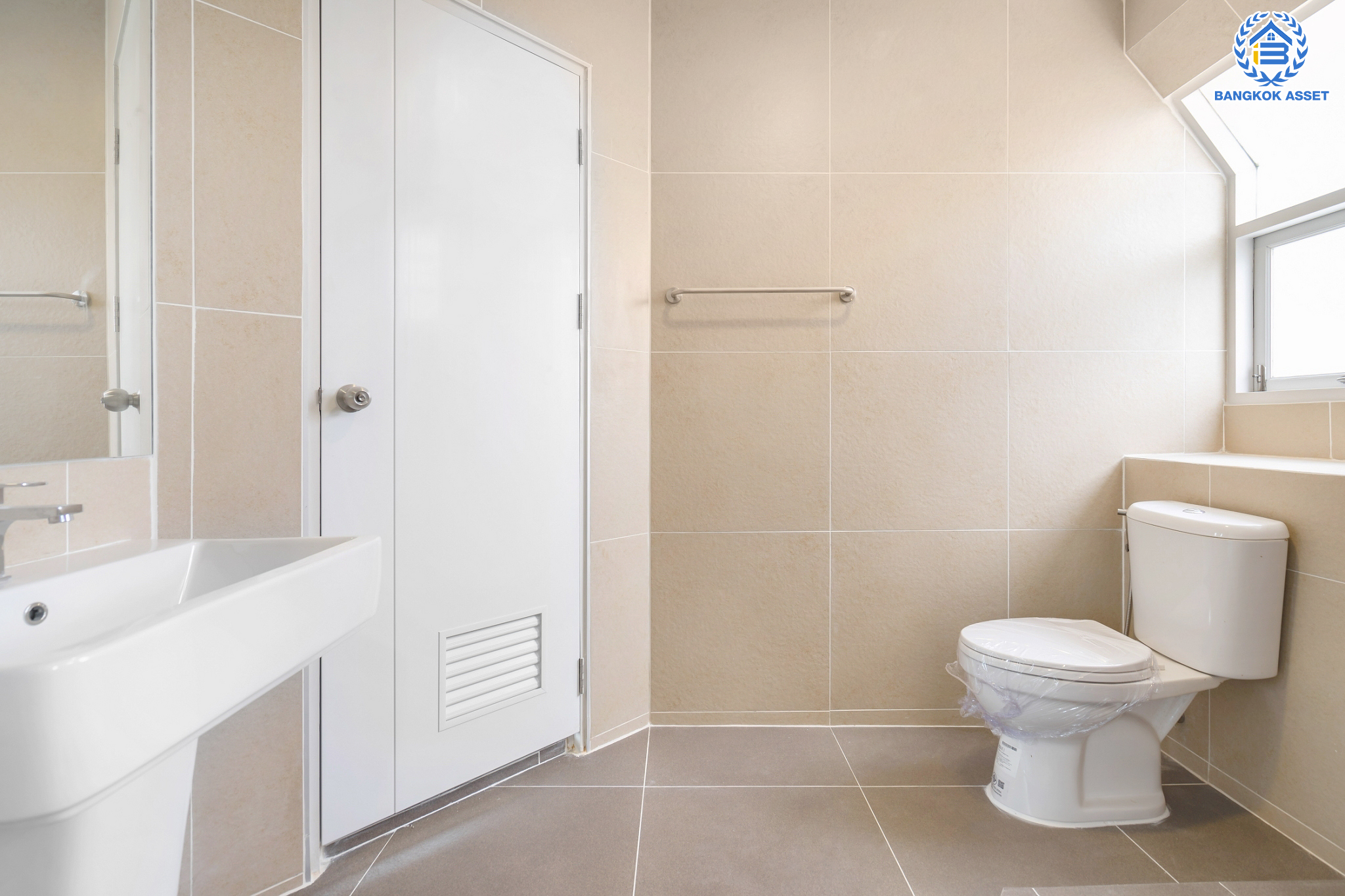 บ้านมือสองตกแต่งใหม่ แบรนด์ LH ม.ชัยพฤกษ์ บางบัวทอง หลังมุม เนื้อที่ 69.7 ตร.ว. ฟังก์ชัน 3 ห้องนอน 2 ห้องน้ำ จอดรถ 2 คัน พร้อม Facilities ครบครัน บนทำเลเดินทางสะดวก ติดถนนบางกรวย-ไทรน้อย ใกล้เซ็นทรัลเวสต์เกต และรถไฟฟ้าสายสีม่วง "สถานีบางพลู"