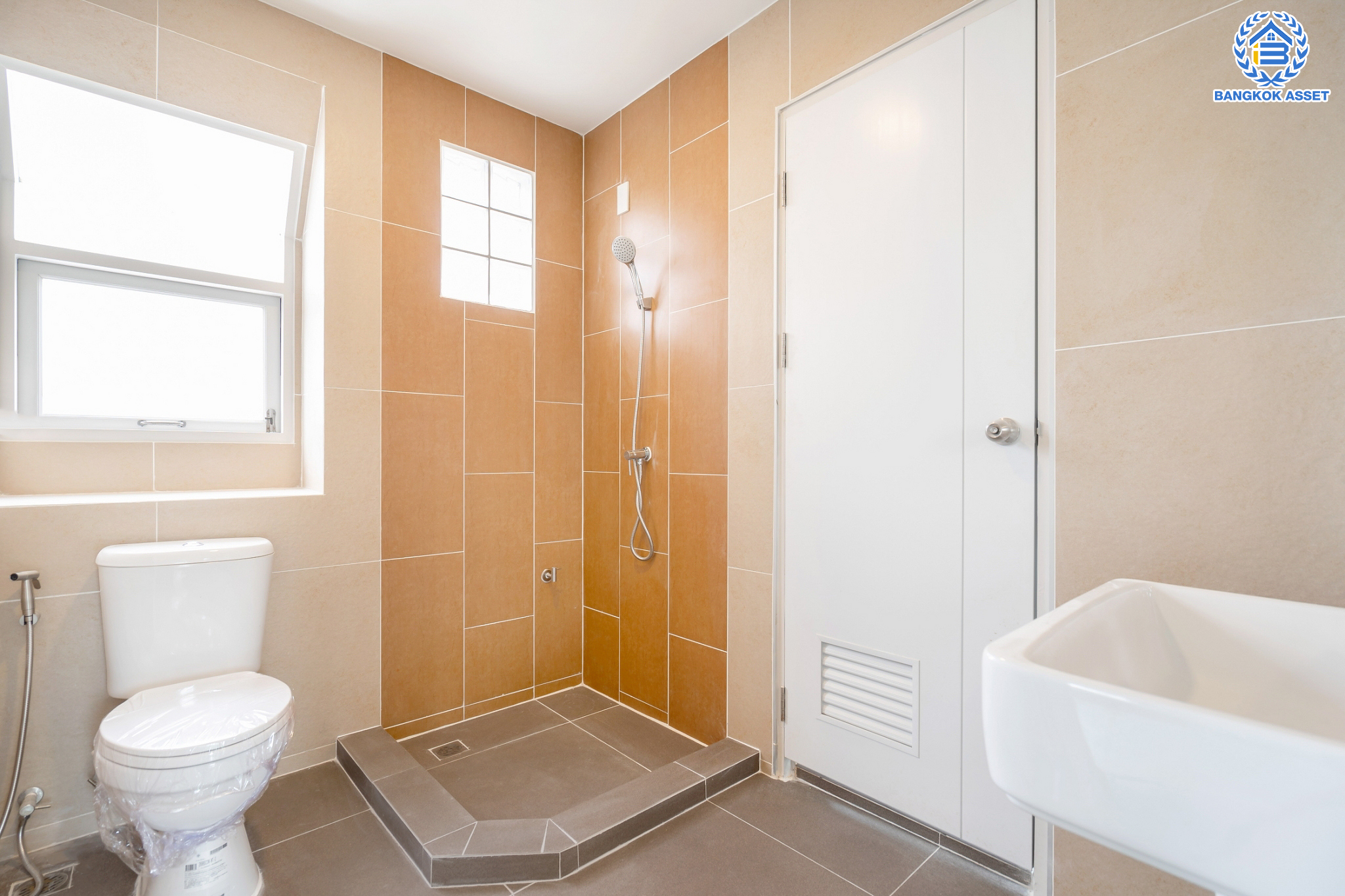 บ้านมือสองตกแต่งใหม่ แบรนด์ LH ม.ชัยพฤกษ์ บางบัวทอง หลังมุม เนื้อที่ 69.7 ตร.ว. ฟังก์ชัน 3 ห้องนอน 2 ห้องน้ำ จอดรถ 2 คัน พร้อม Facilities ครบครัน บนทำเลเดินทางสะดวก ติดถนนบางกรวย-ไทรน้อย ใกล้เซ็นทรัลเวสต์เกต และรถไฟฟ้าสายสีม่วง "สถานีบางพลู"